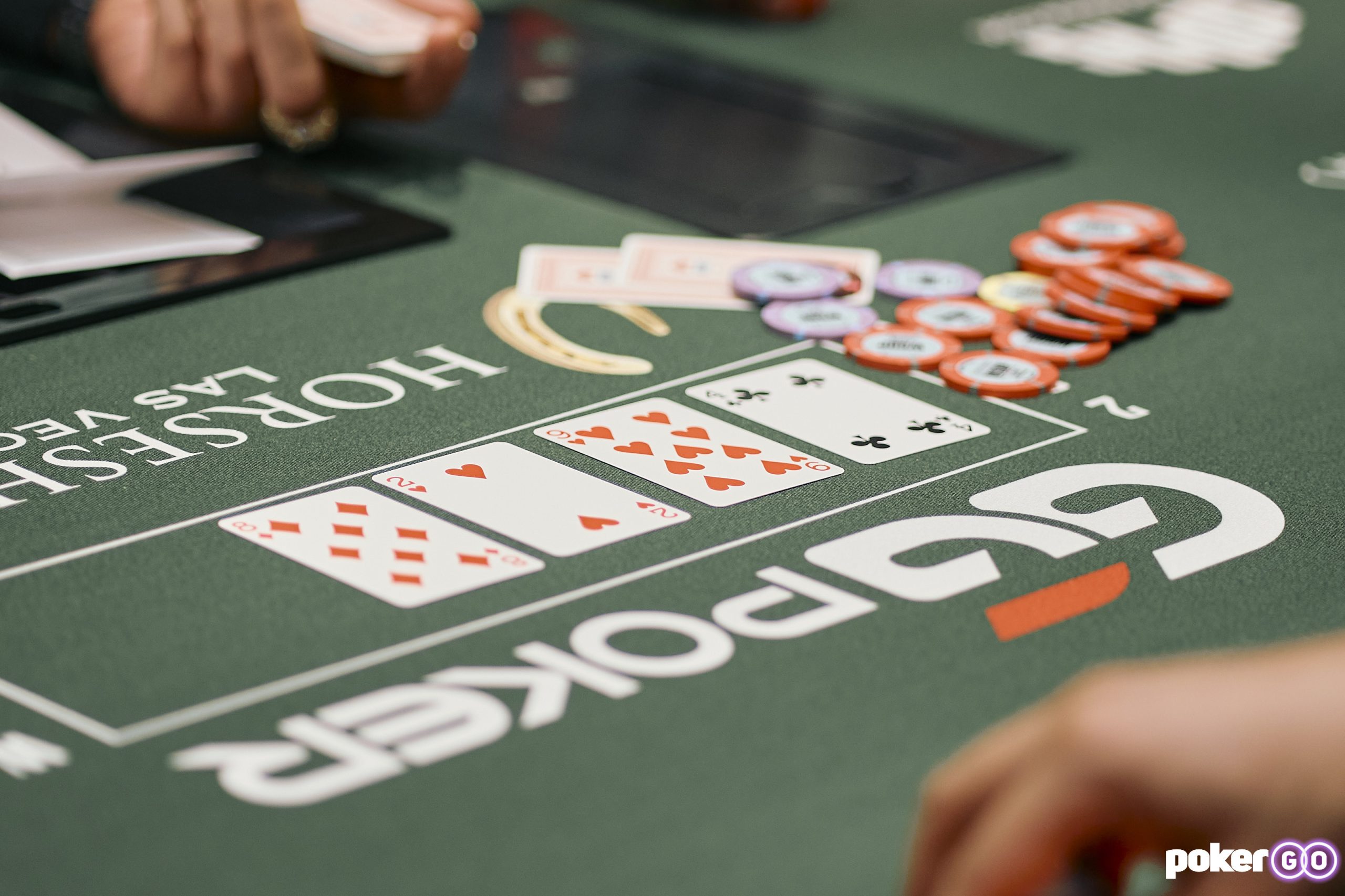 Gracze przy stole pokerowym podczas turnieju WSOP High Roller