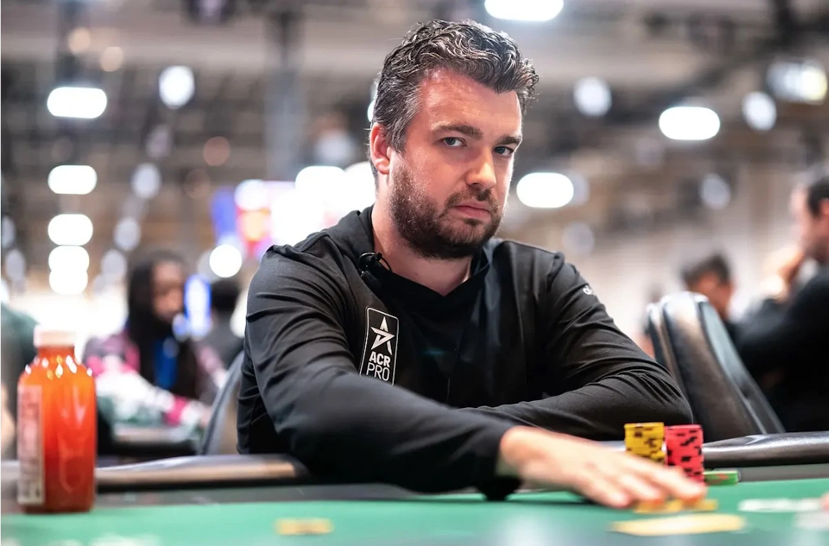Trofeum Poker Hall of Fame na tle graczy przy stole pokerowym