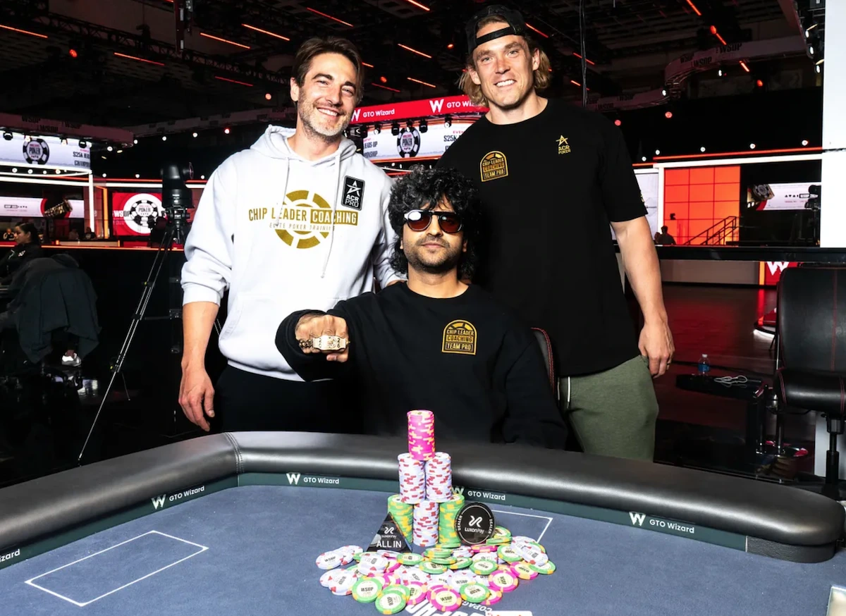 Gracze przy stole pokerowym podczas turnieju World Series of Poker w Las Vegas