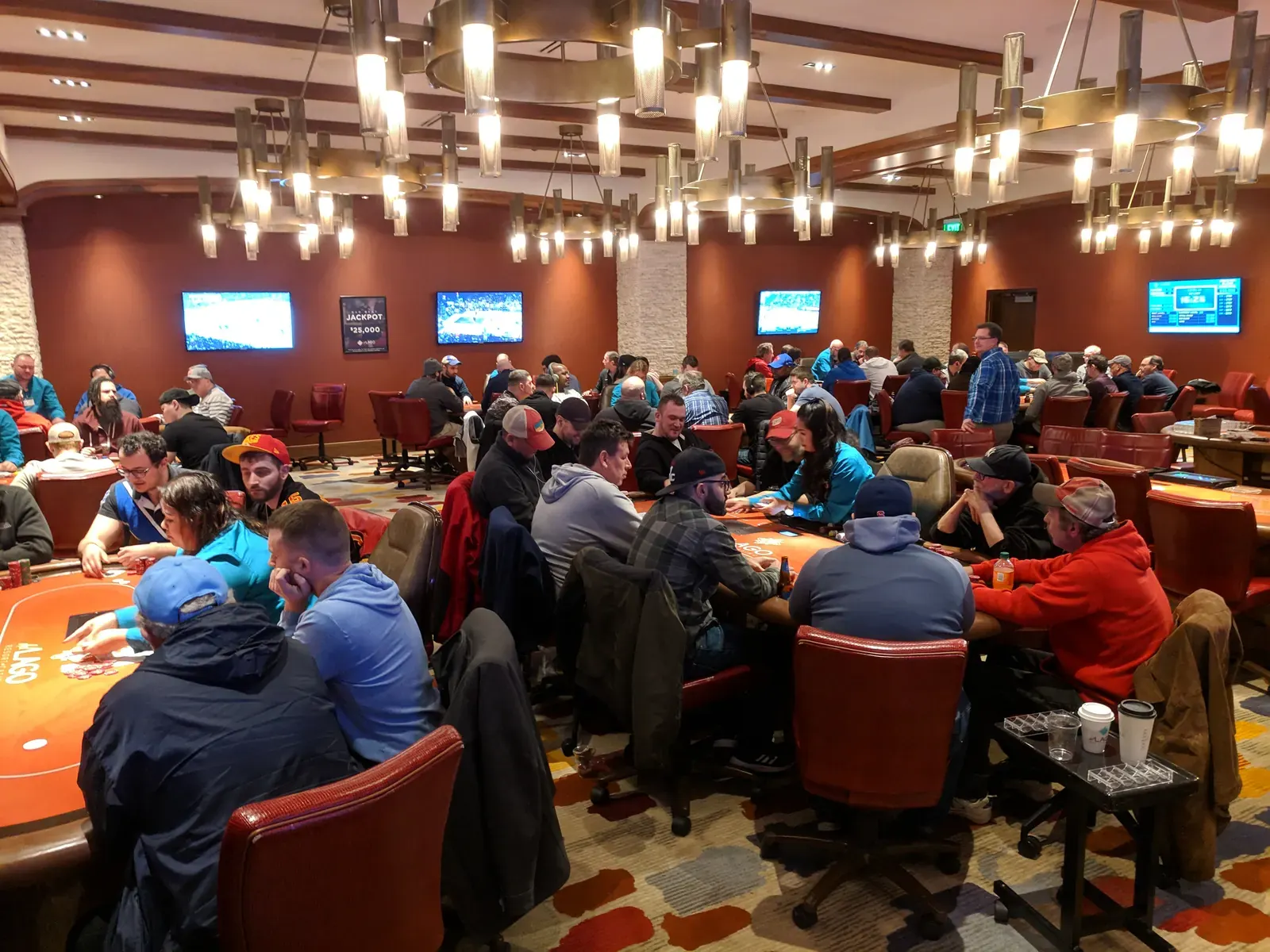 Widok ekranu z platformy GGPoker, przedstawiający stół do pokera online z aktywną grą i interfejsem użytkownika.