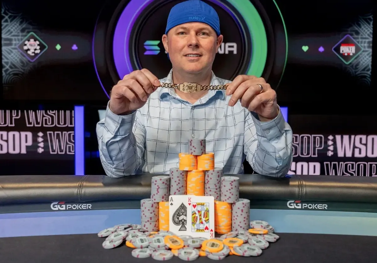 Gracze przy stole finałowym turnieju pokerowego WSOP Colossus