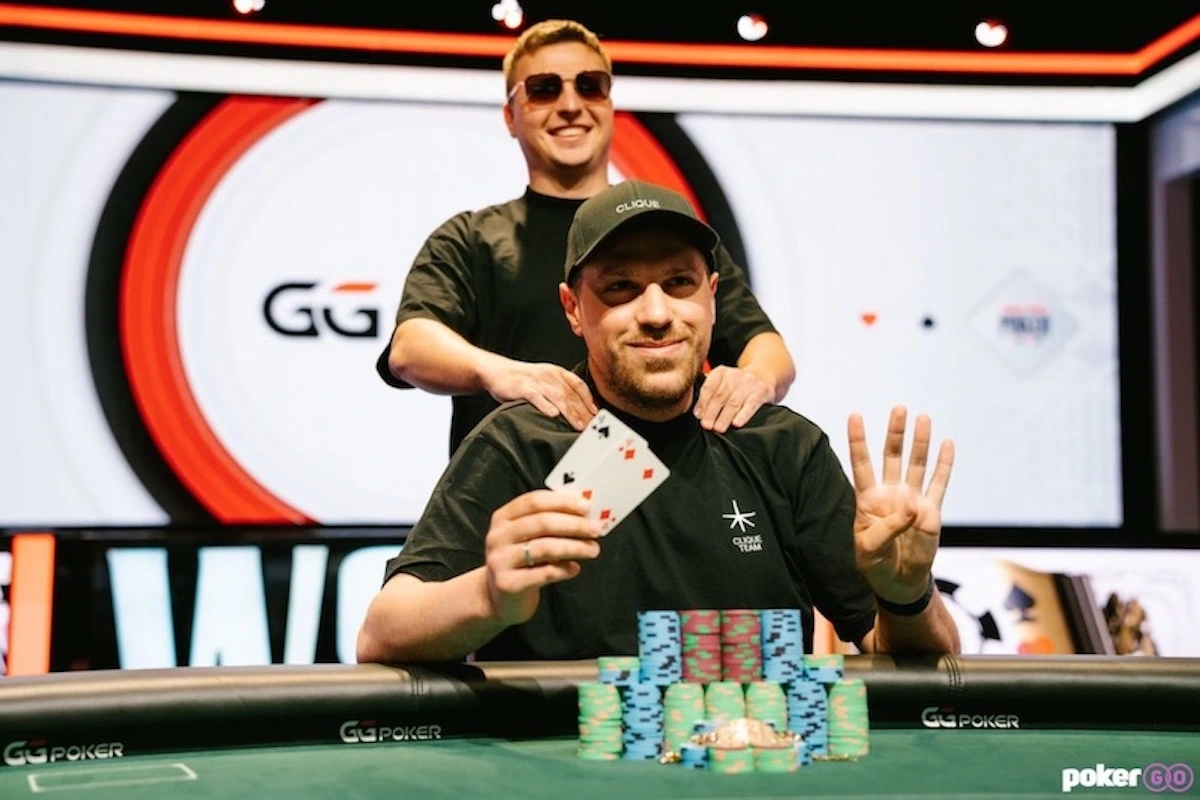 Artur Martirosian celebruje zwycięstwo przy stole pokerowym podczas World Series of Poker.
