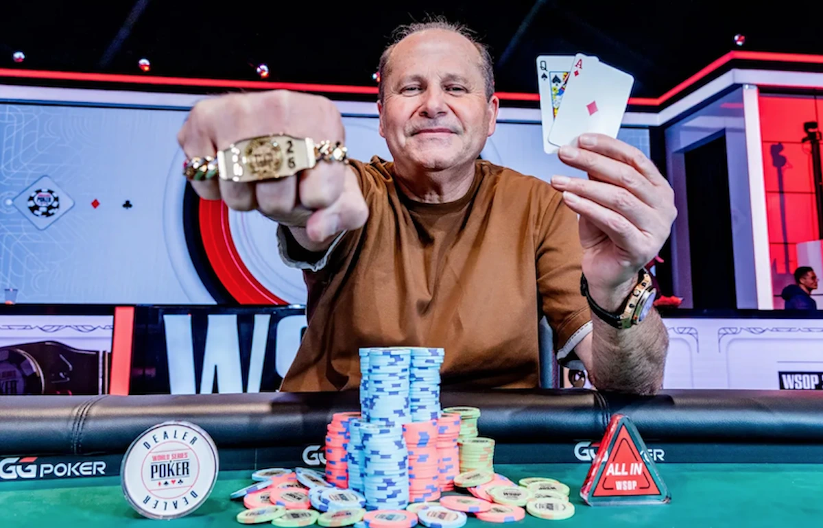Gracze przy stole finałowym World Series of Poker, walczący o bransoletę.