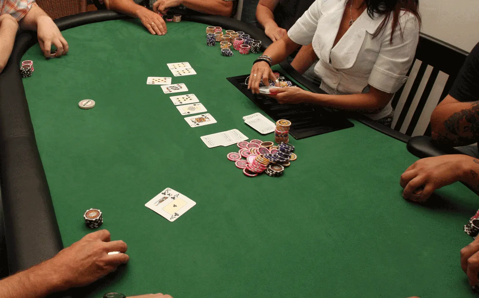Illustration of an online GGPoker poker table with cards and chips