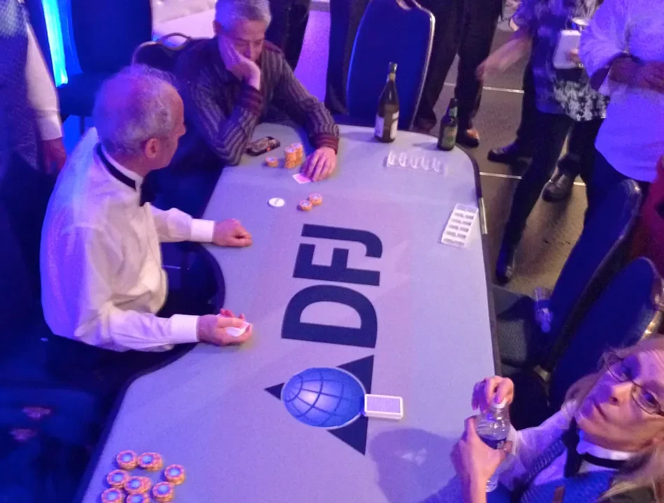 Psychologia stołu pokerowego: Jak emocje wpływają na Twoje decyzje?