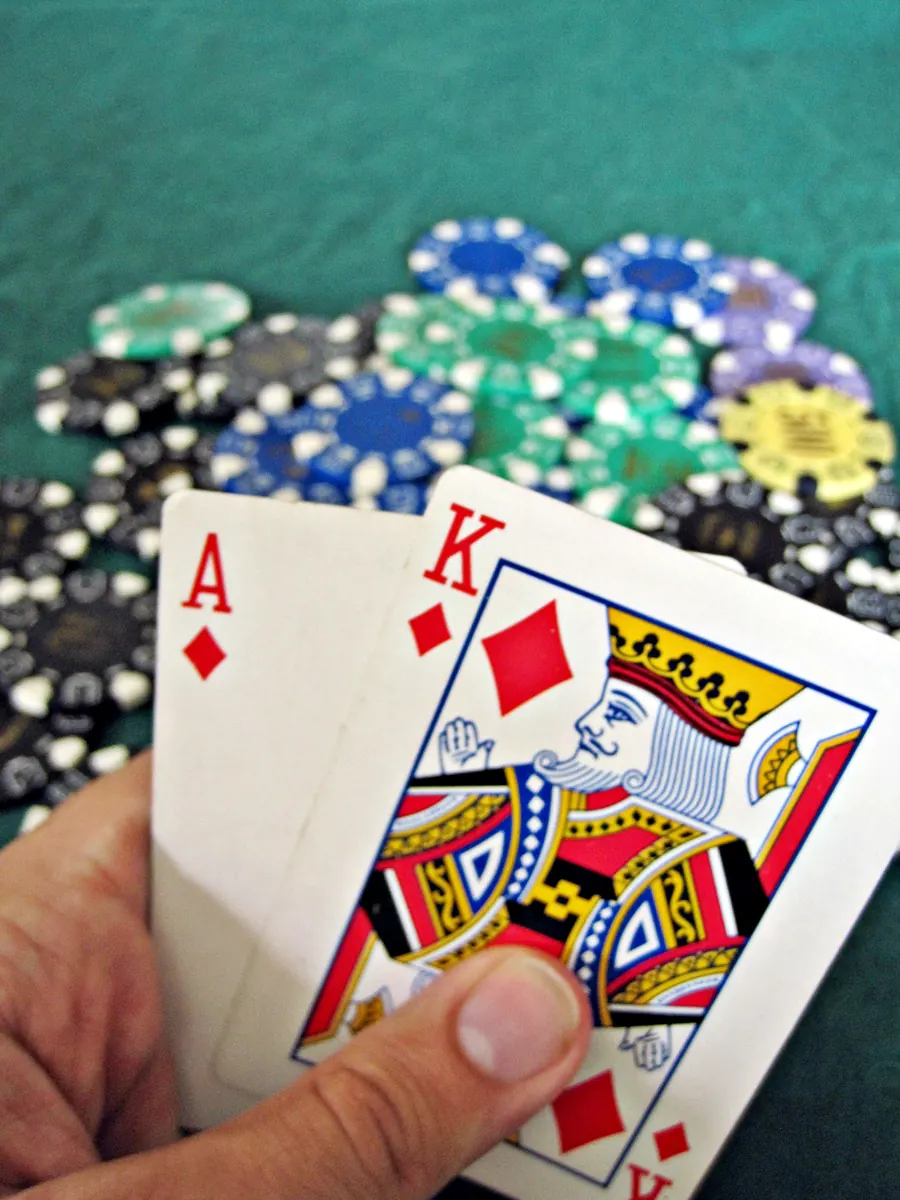 Pokerspieler analysiert Karten und Chips am Tisch