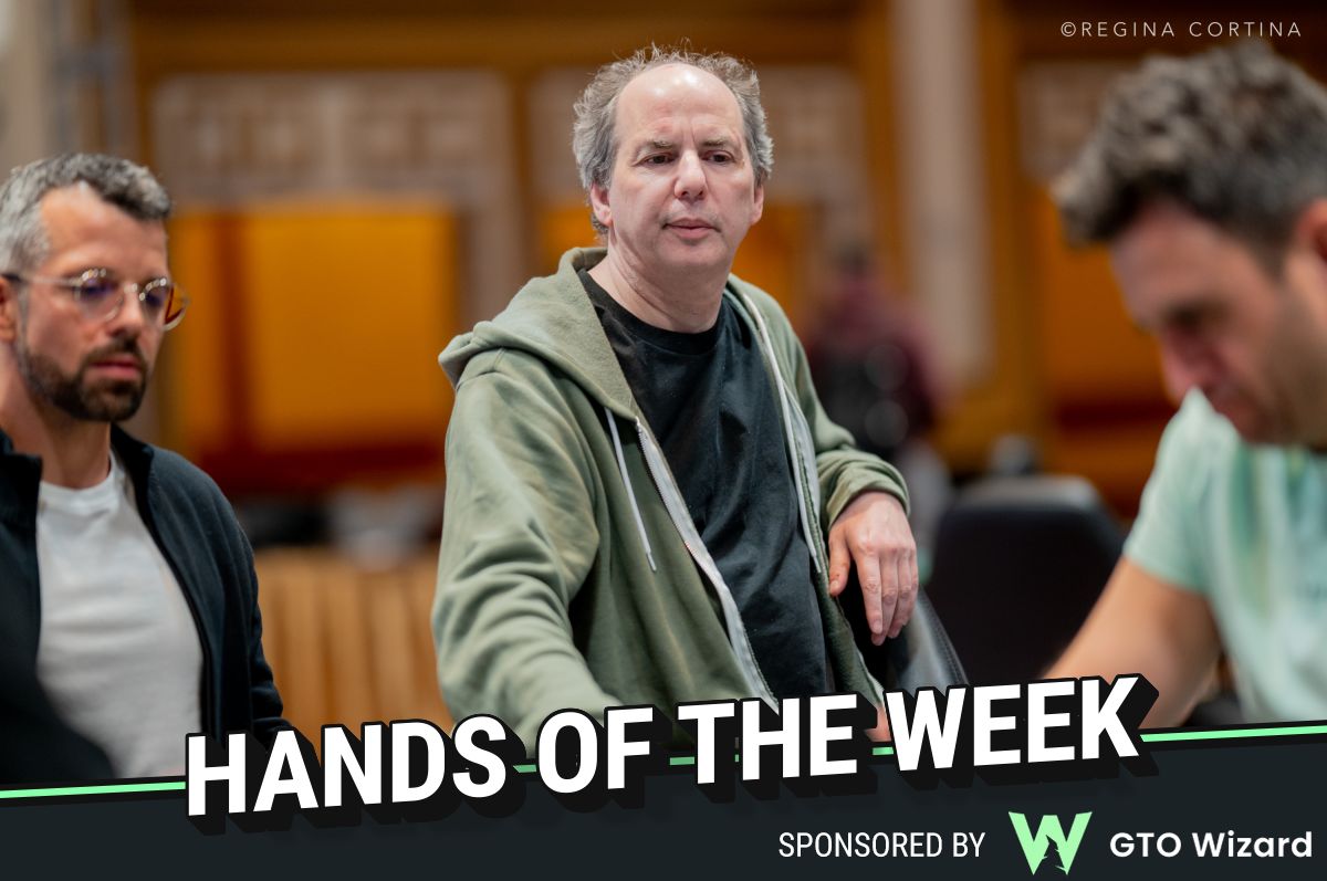 Stoły pokerowe podczas World Series of Poker z widocznymi żetonami i kartami