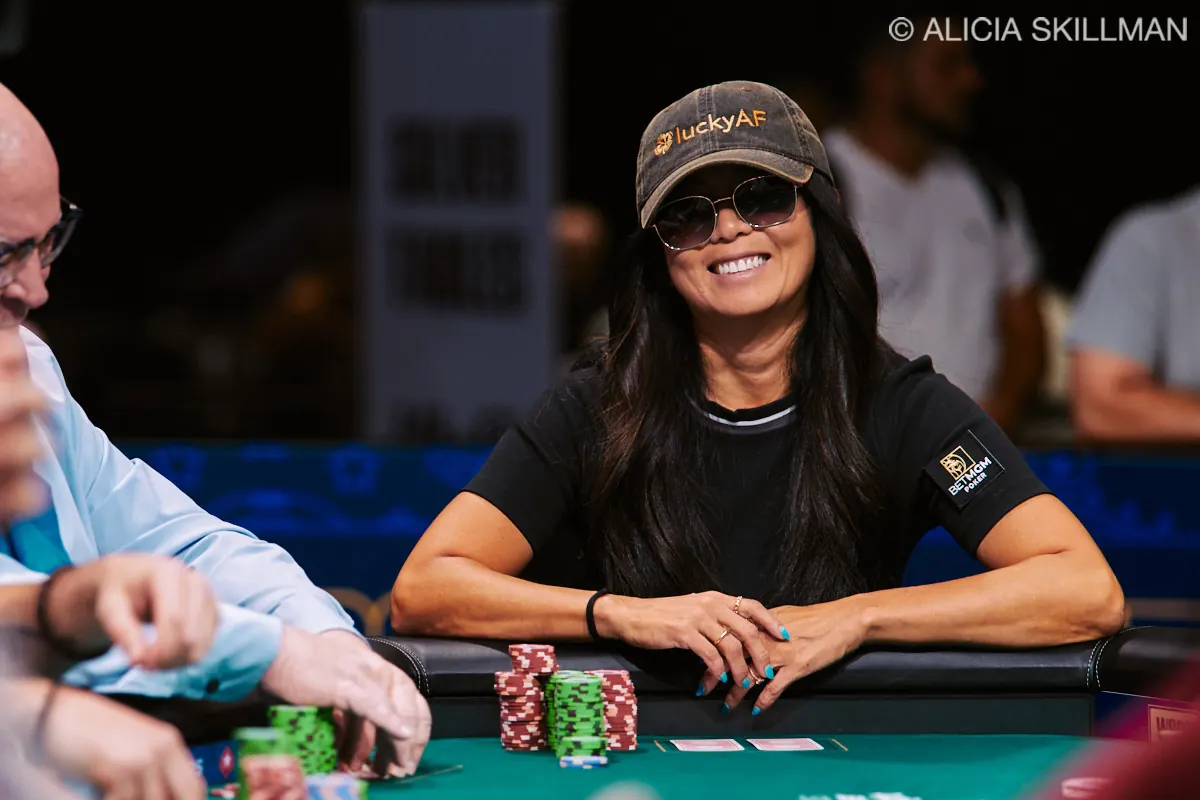 Esther Taylor przy stole pokerowym, celebrująca sukces