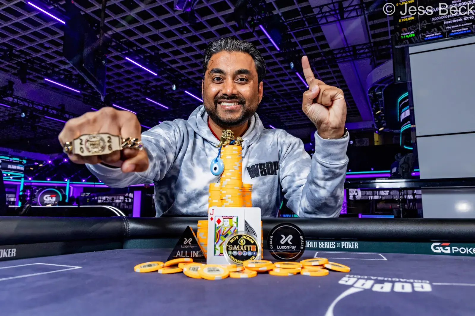 Gracz Prashanth Nataraj świętuje zdobycie bransolety World Series of Poker