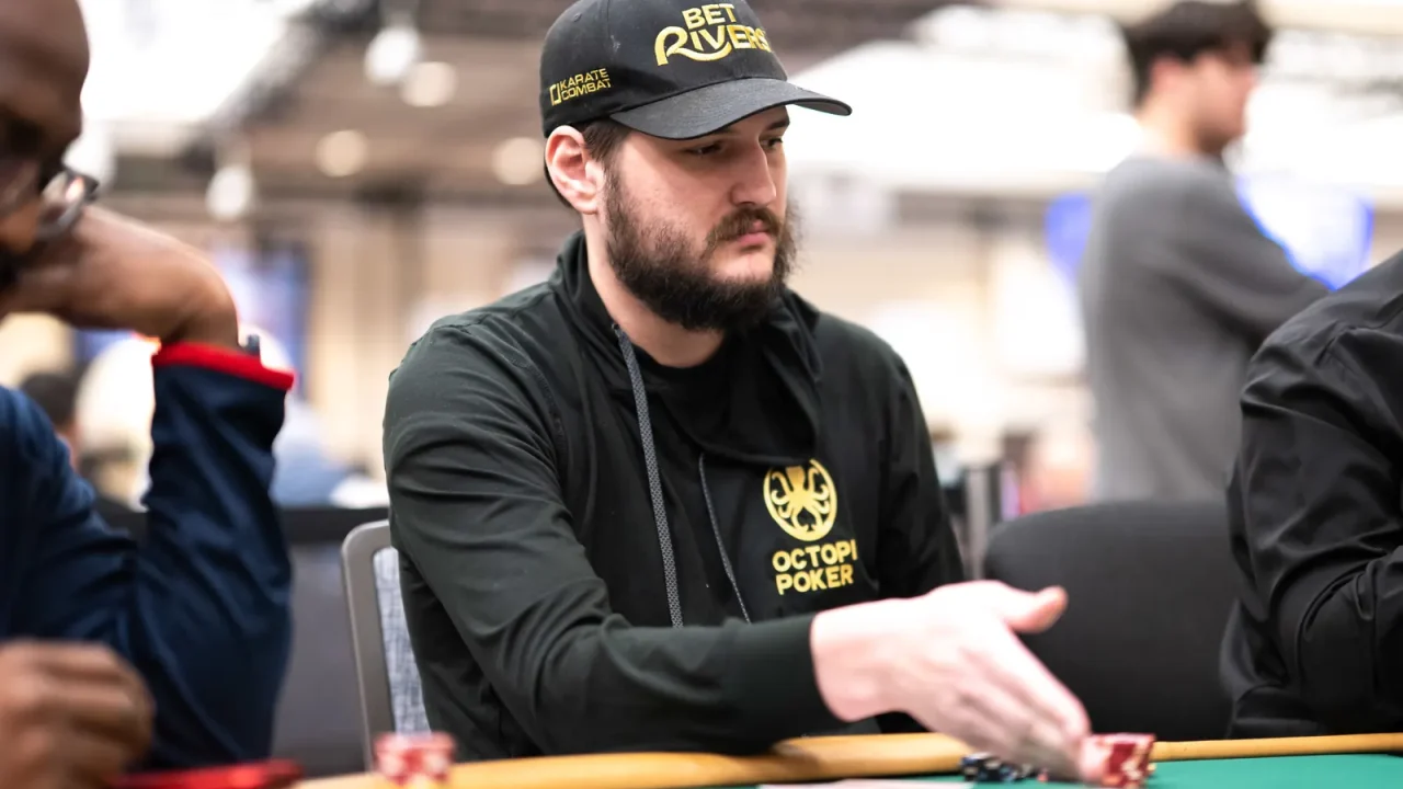 Syn Phila Hellmutha, Nicholas, debiutuje na World Series of Poker
