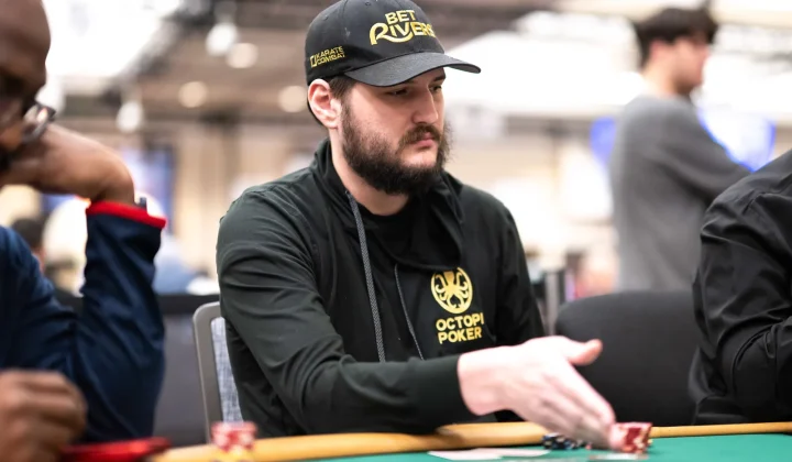 Syn Phila Hellmutha, Nicholas, debiutuje na World Series of Poker