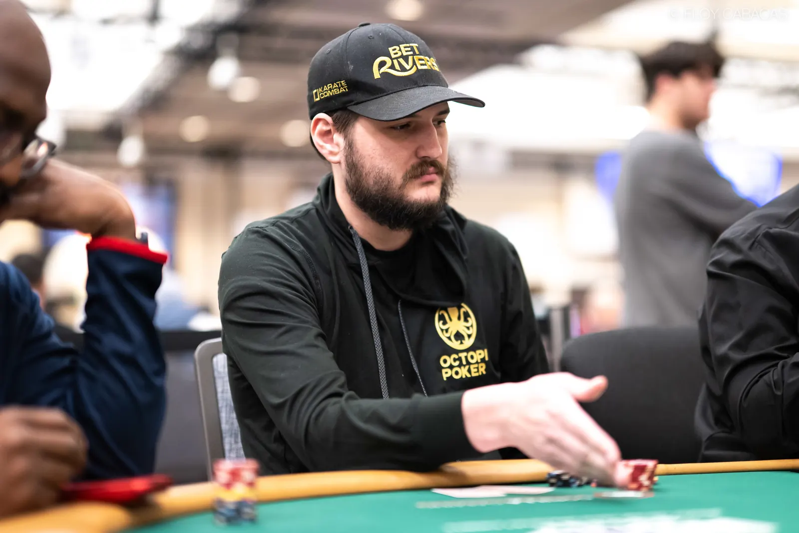 Gracze rywalizujący przy stole pokerowym podczas turnieju World Series of Poker