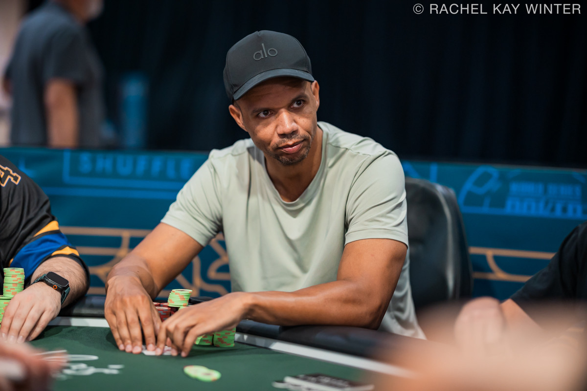 Phil Ivey przy stole pokerowym podczas turnieju