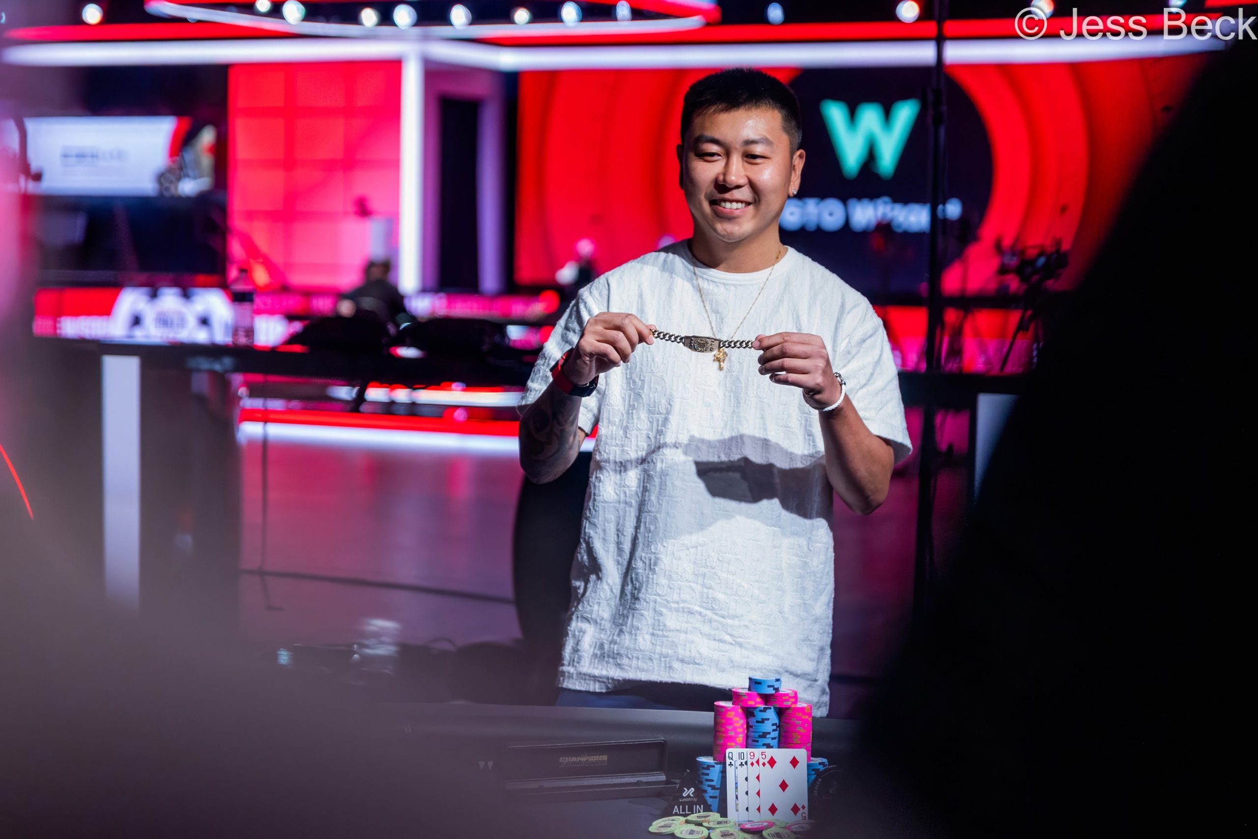 Stół pokerowy podczas turnieju World Series of Poker z żetonami i kartami