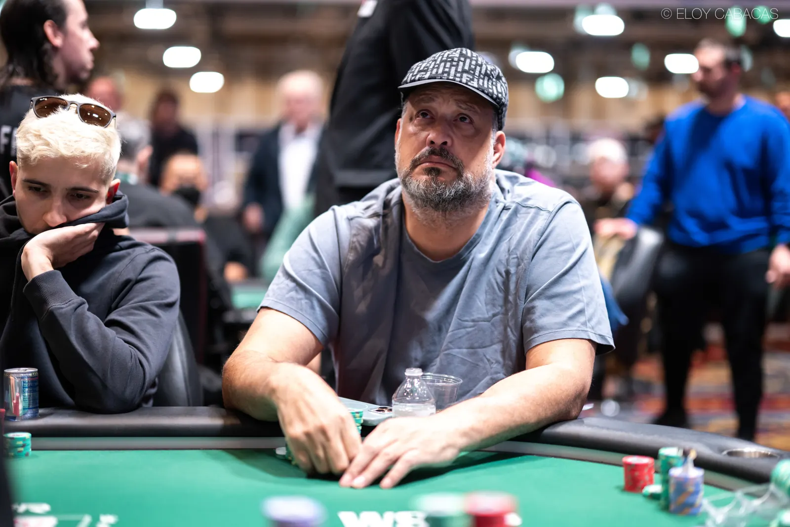 Jean-Robert Bellande siedzący przy stole finałowym turnieju pokerowego, z dużym stosem żetonów przed sobą.
