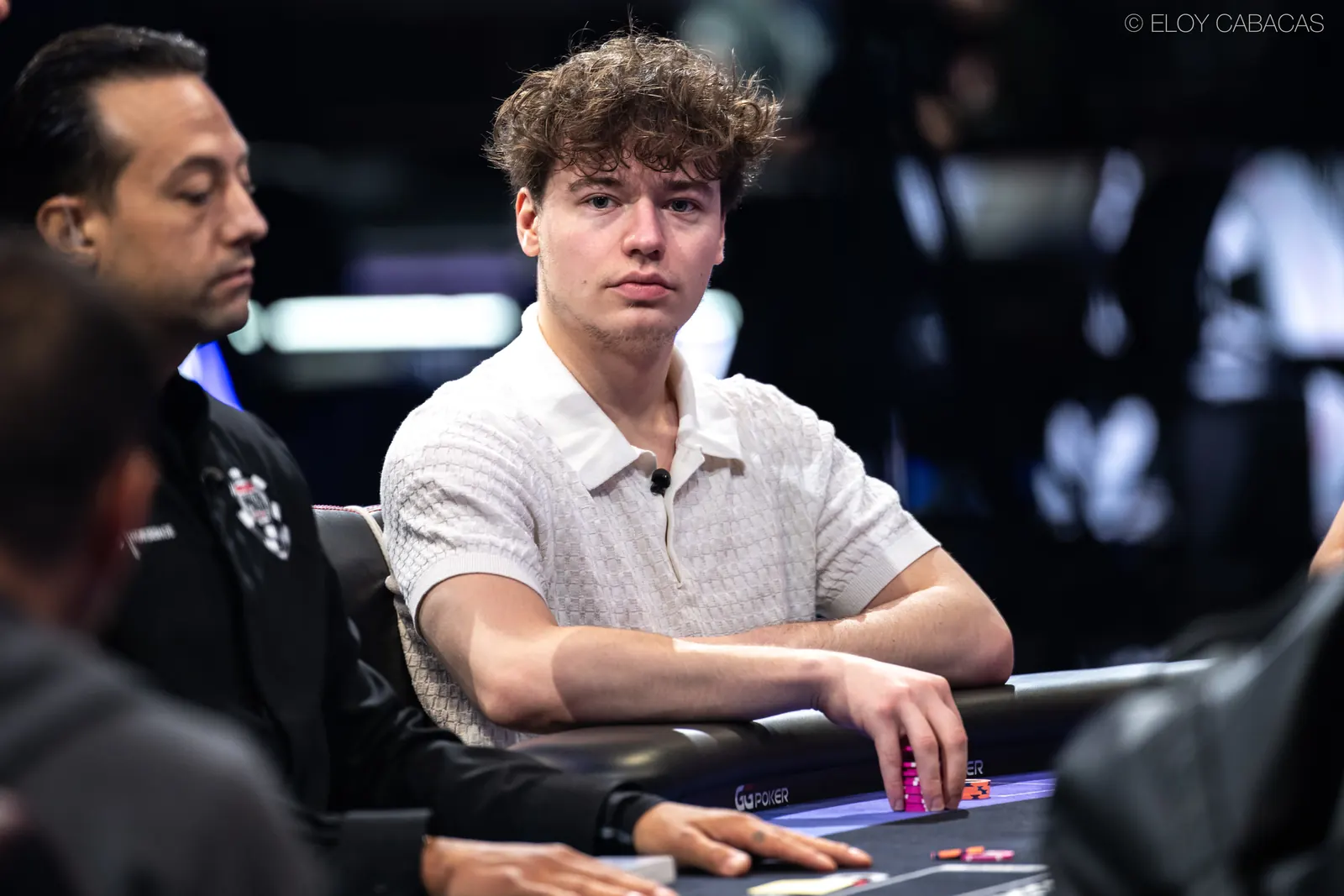 Gracz pokerowy przy stole turniejowym podczas gry
