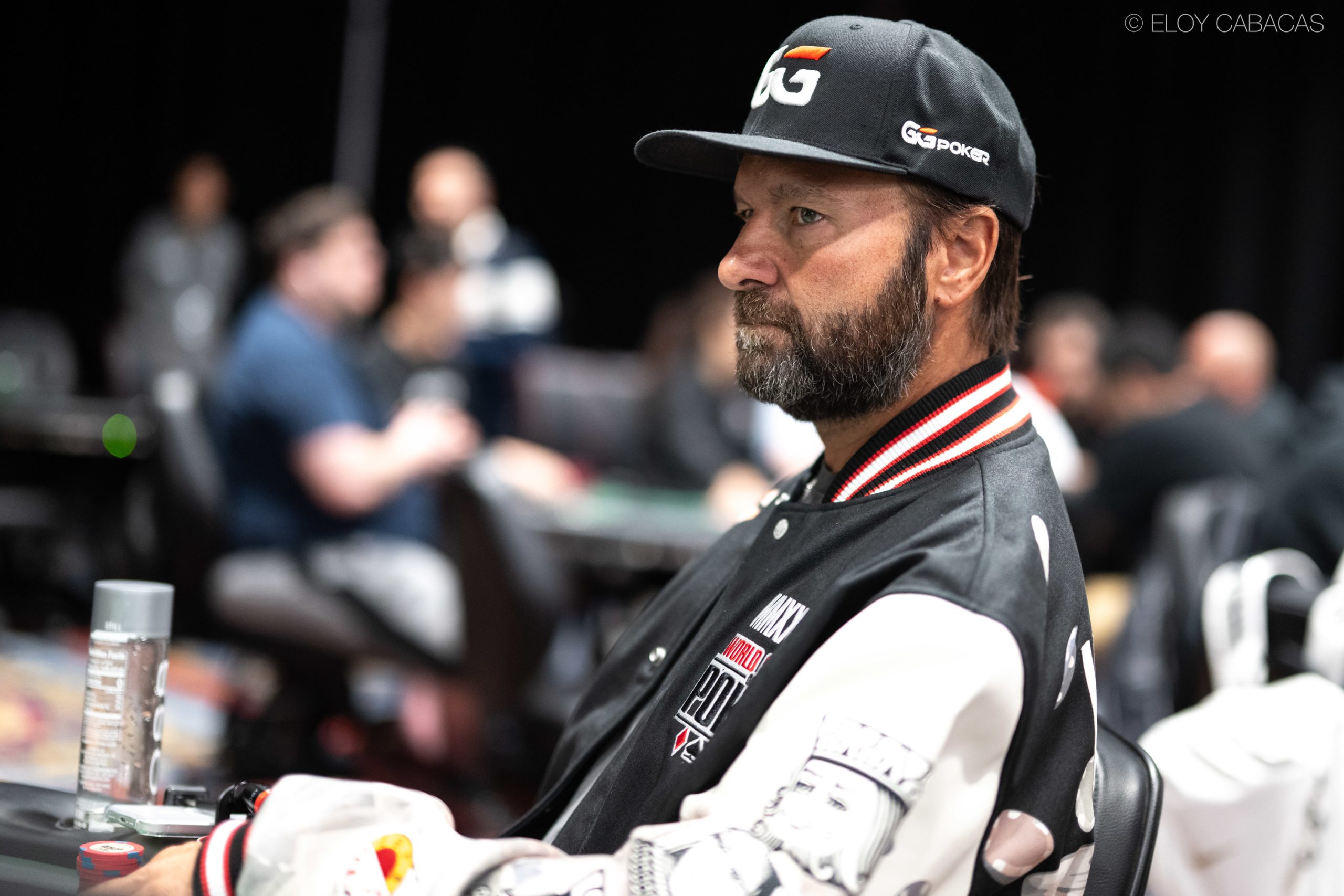 Stół pokerowy z żetonami i kartami podczas turnieju