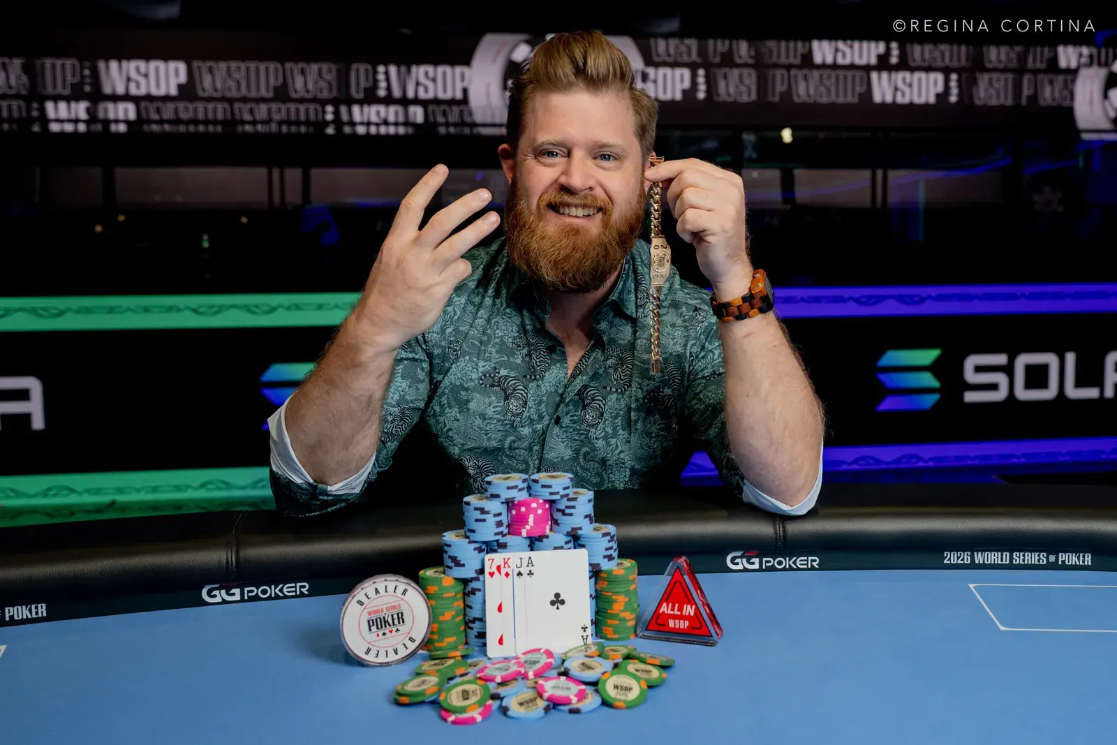 Pokerzysta Nathan Gamble świętuje zdobycie trzeciej bransolety World Series of Poker.