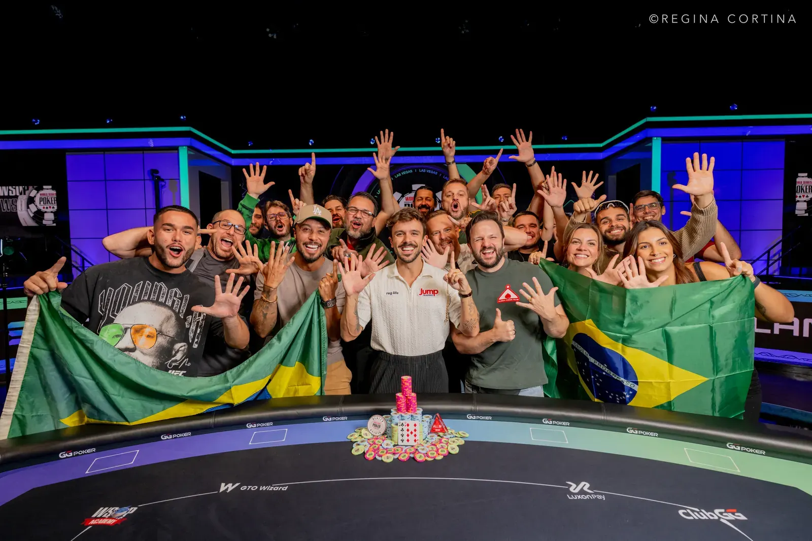 Gracz przy stole finałowym turnieju $100,000 High Roller na World Series of Poker.