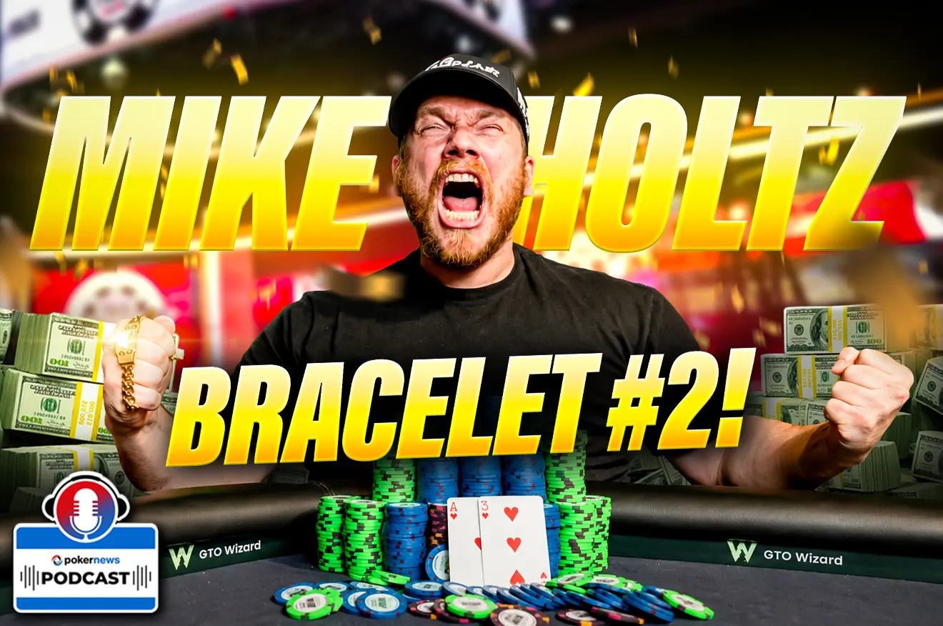 Mike Holtz świętujący zwycięstwo i zdobycie bransolety na stole finałowym turnieju pokerowego