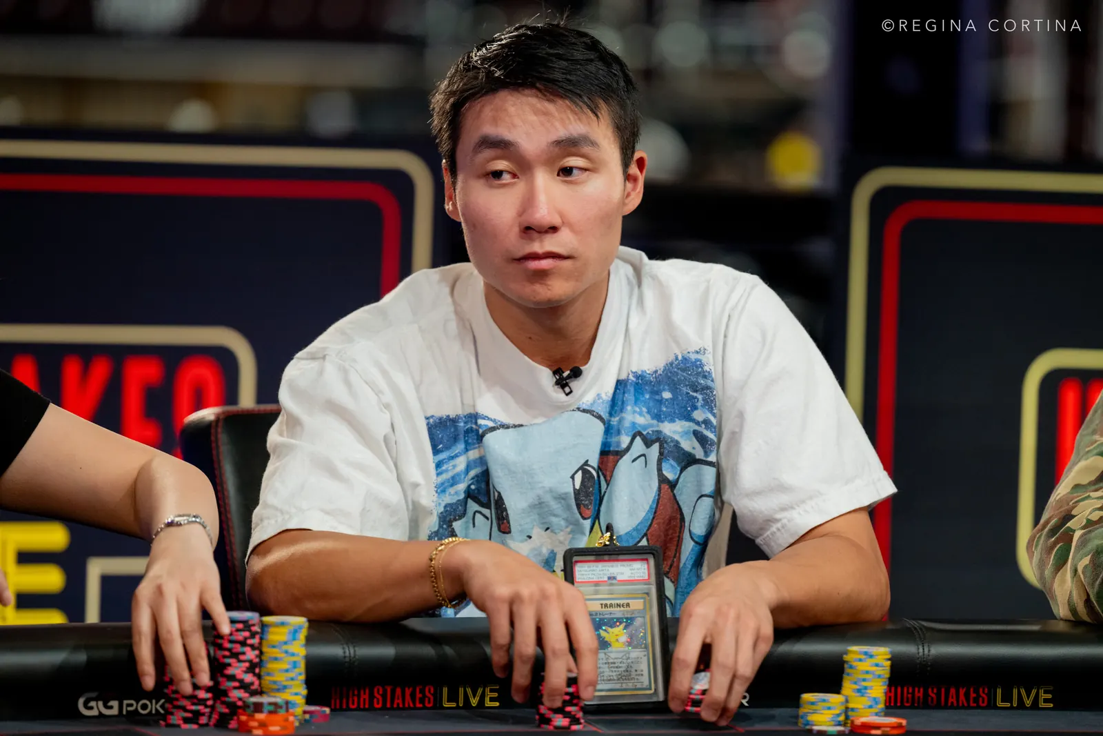 Grupa graczy pokerowych przy stole podczas turnieju World Series of Poker
