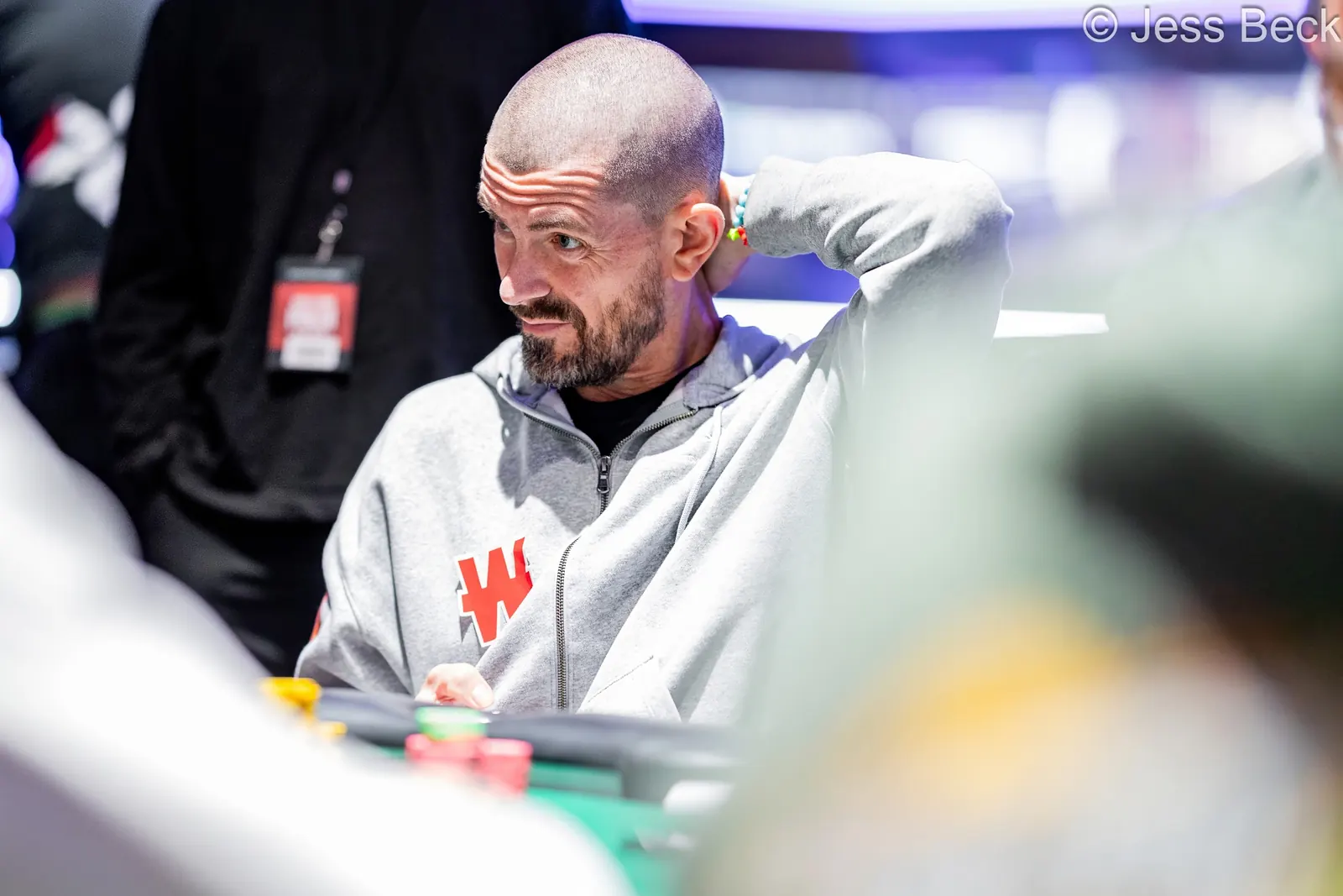 Gus Hansen podczas gry przy stole finałowym turnieju World Series of Poker