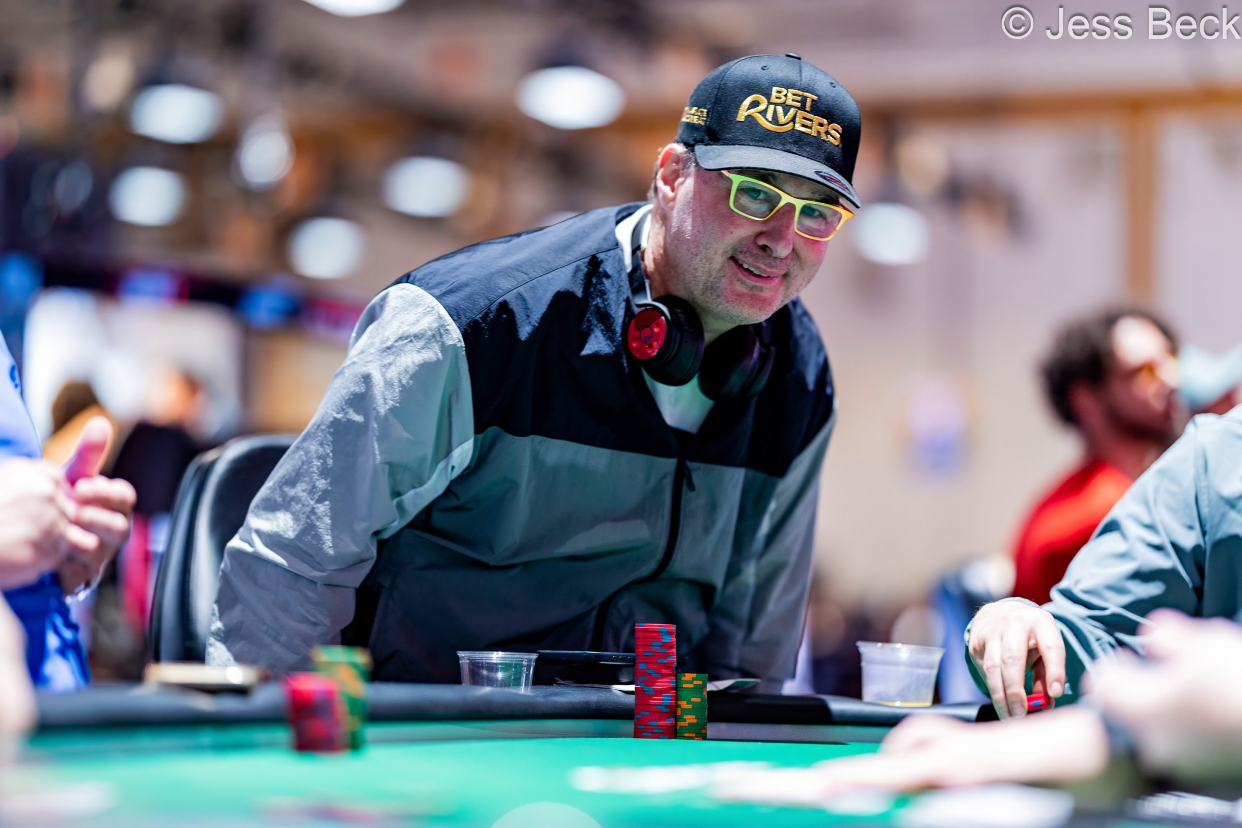 Phil Hellmuth przy stole pokerowym podczas turnieju World Series of Poker
