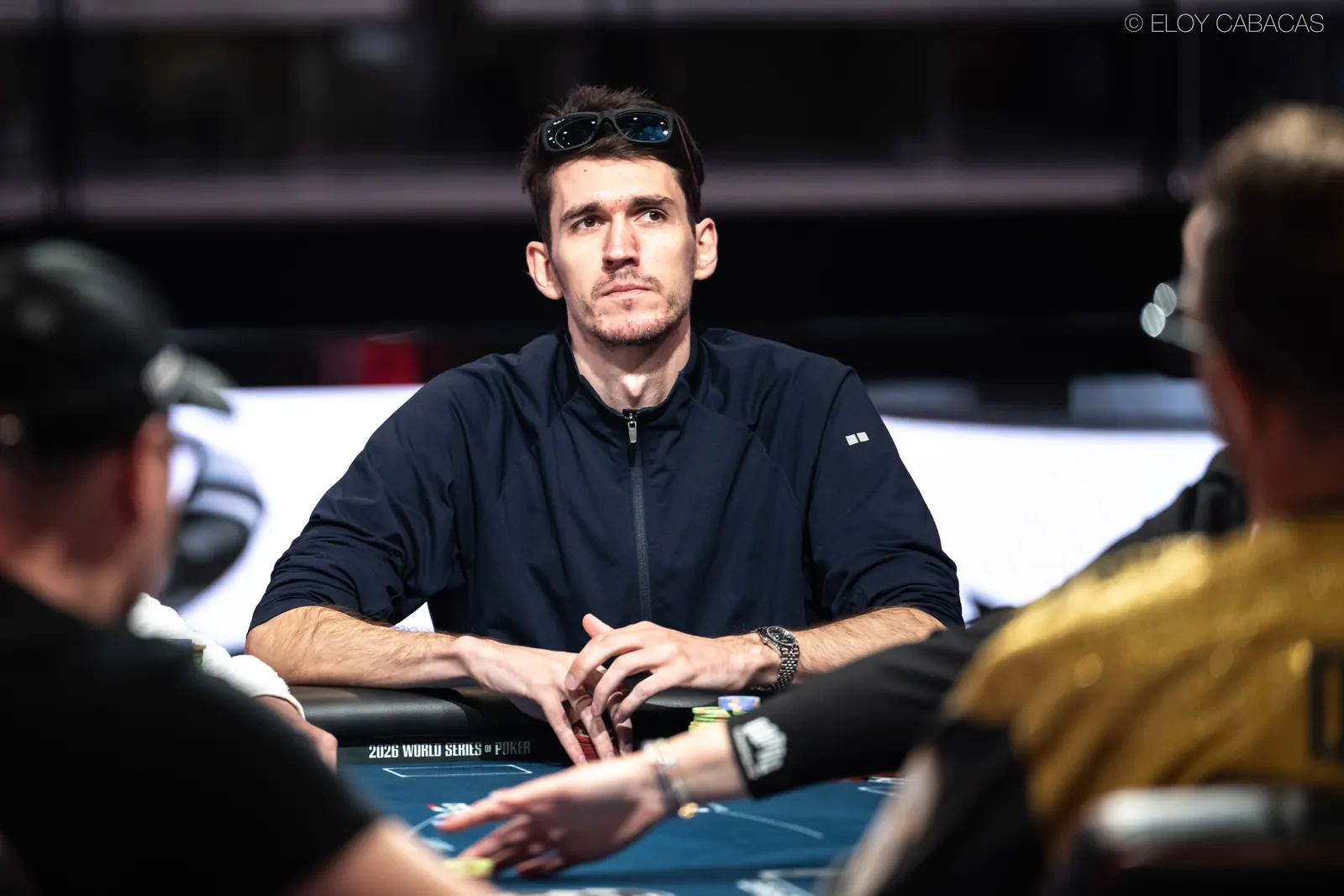 Gracze przy stole pokerowym podczas turnieju na żywo