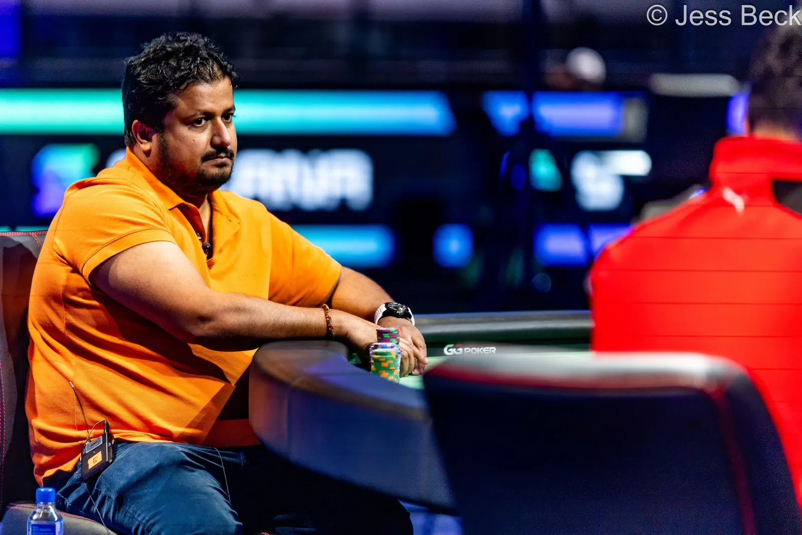 Santhosh Suvarna świętujący zdobycie bransolety World Series of Poker