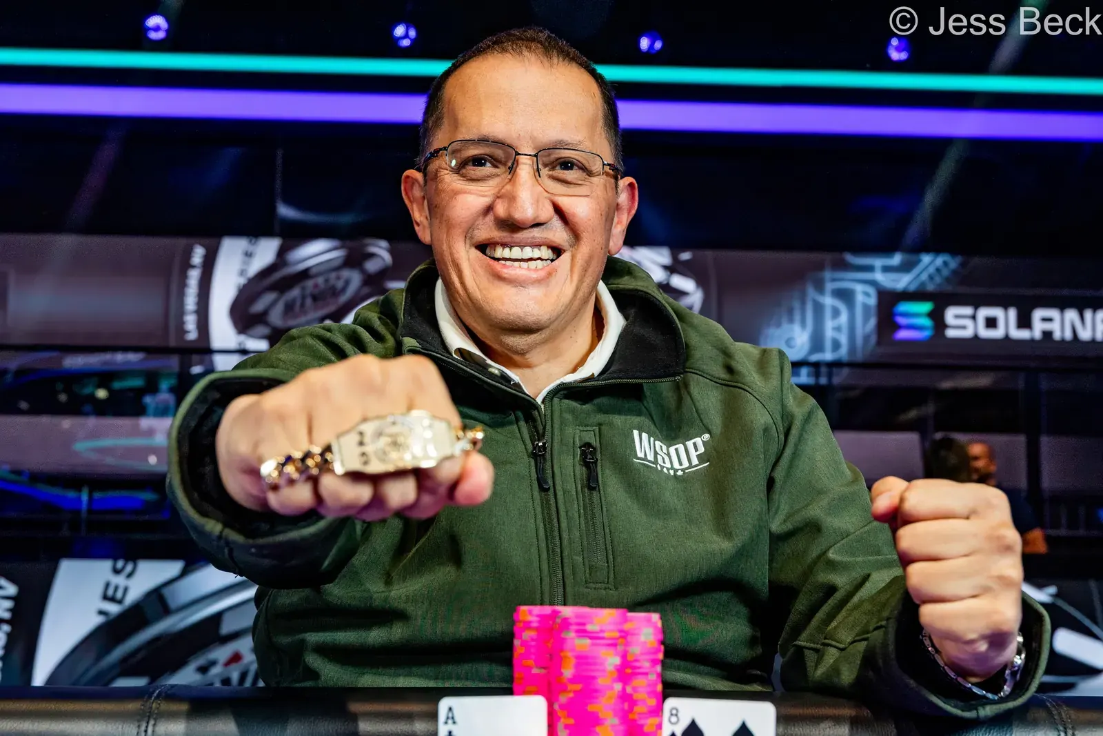 Uśmiechnięty Ciro Gonzalez trzymający złotą bransoletę World Series of Poker po zwycięstwie w turnieju.