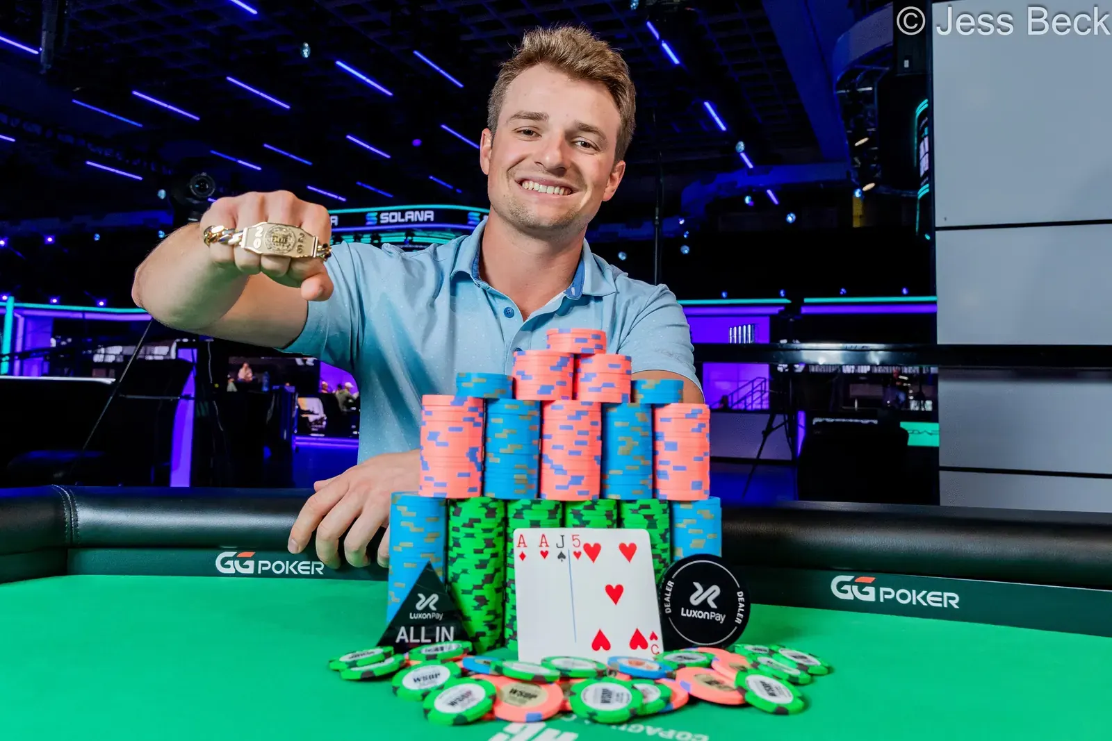 Jason Zipfel świętujący zwycięstwo i zdobycie bransolety WSOP