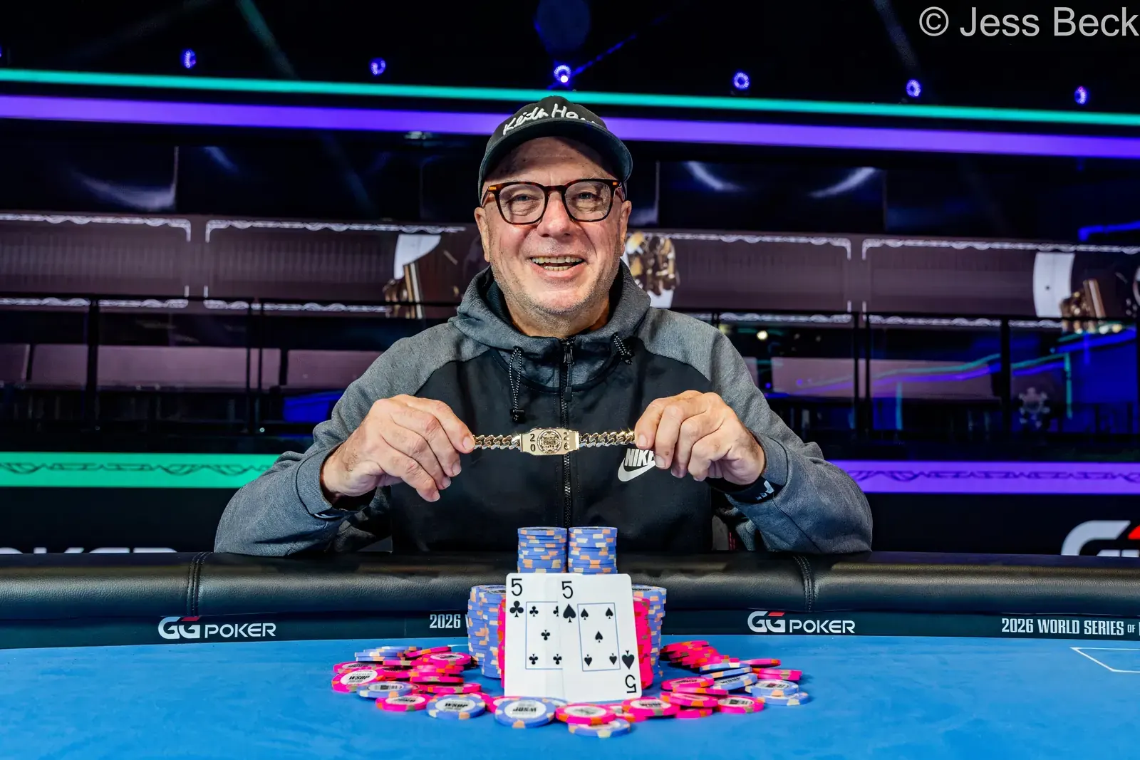 Lionel Barracano świętuje zdobycie bransolety WSOP