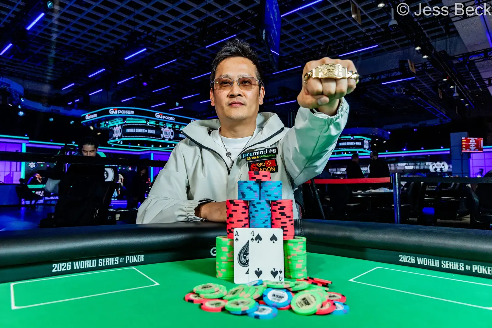 Stół finałowy turnieju pokerowego WSOP z graczami przy kartach.