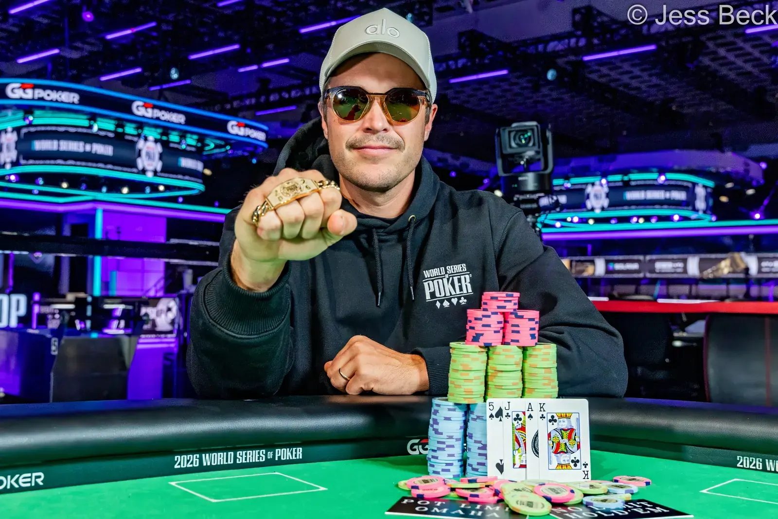 Eelis Pärssinen, fiński pokerzysta, świętuje zdobycie trzeciej bransolety WSOP.