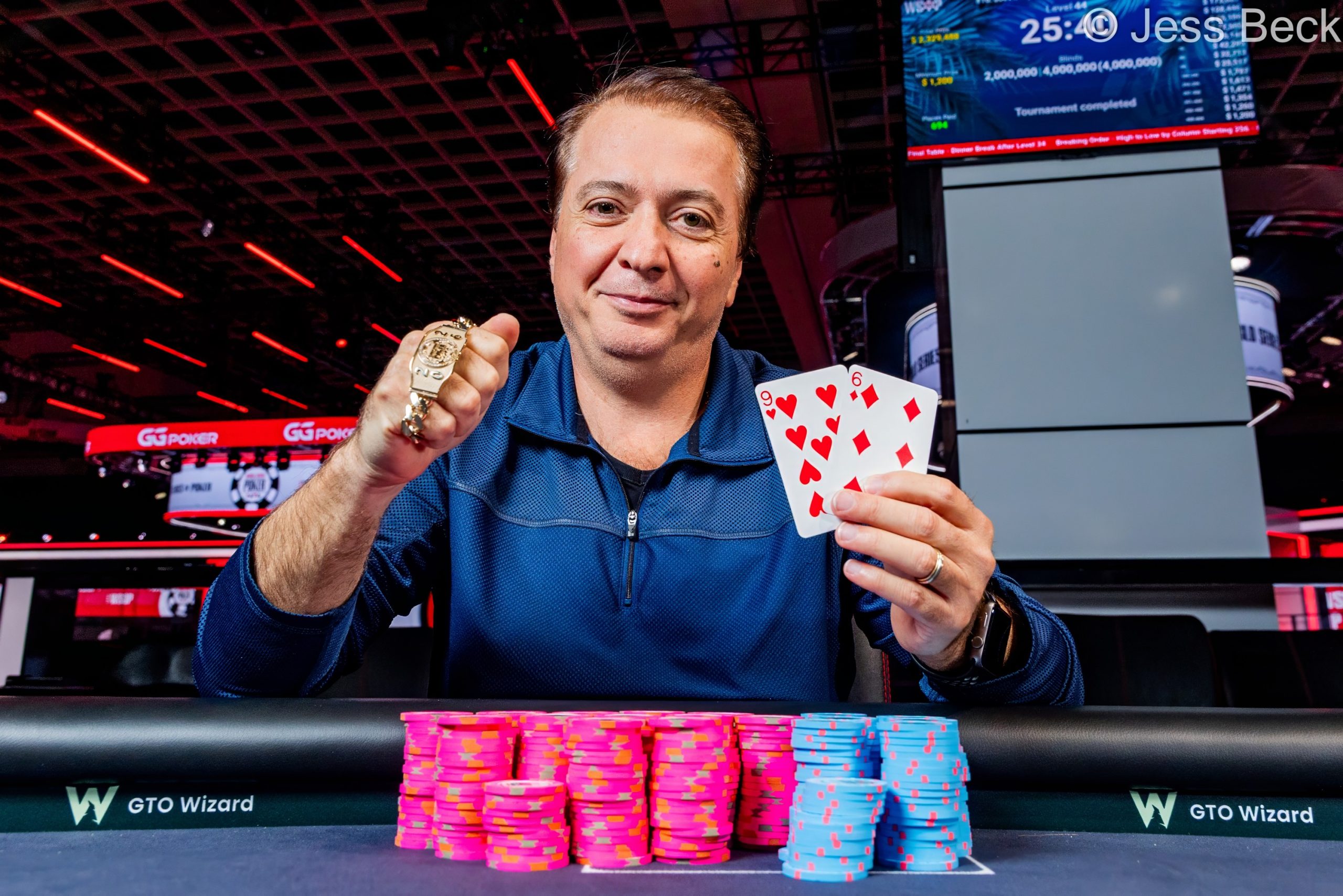 Pokerzysta Karapet Galstyan skupiony podczas gry przy stole pokerowym na World Series of Poker
