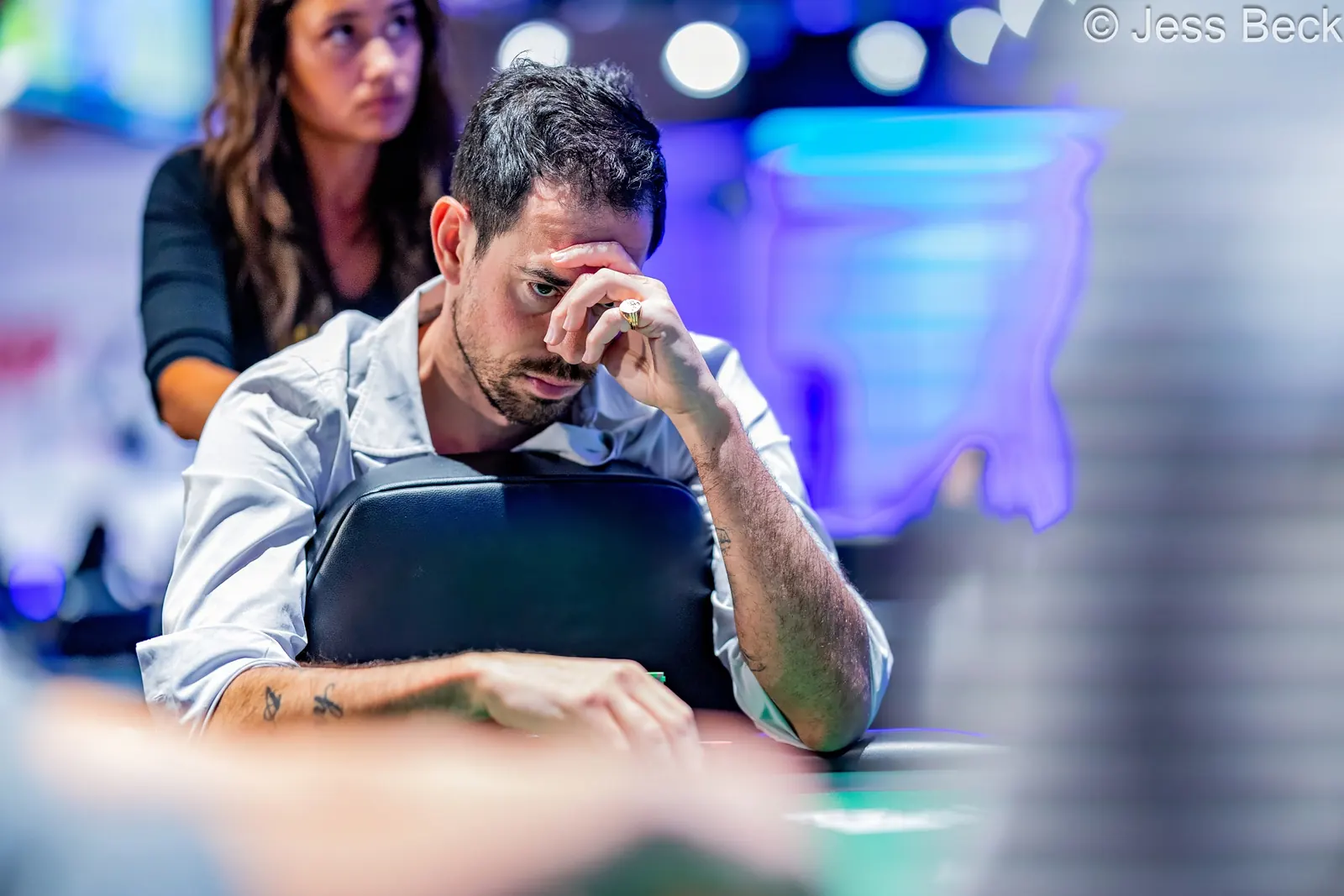 Nick Schulman podczas gry przy stole finałowym turnieju pokerowego