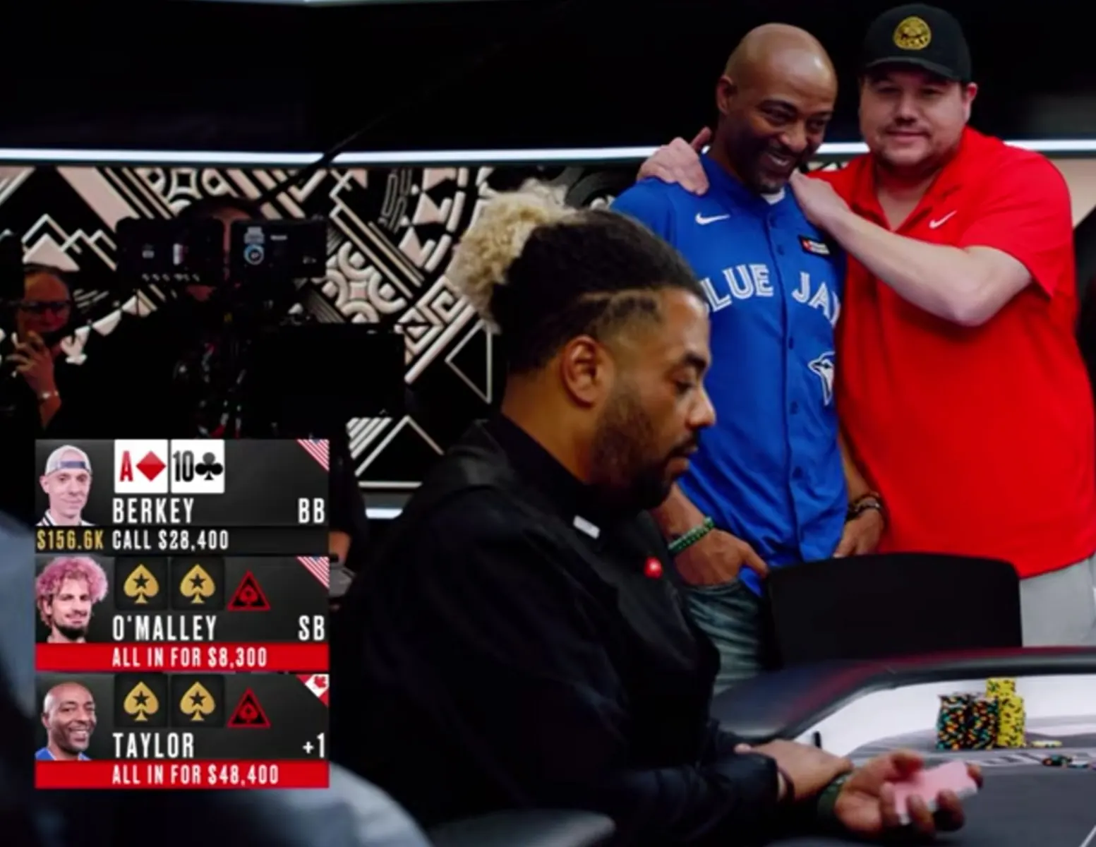Gracze przy stole pokerowym podczas emocjonującej rozgrywki