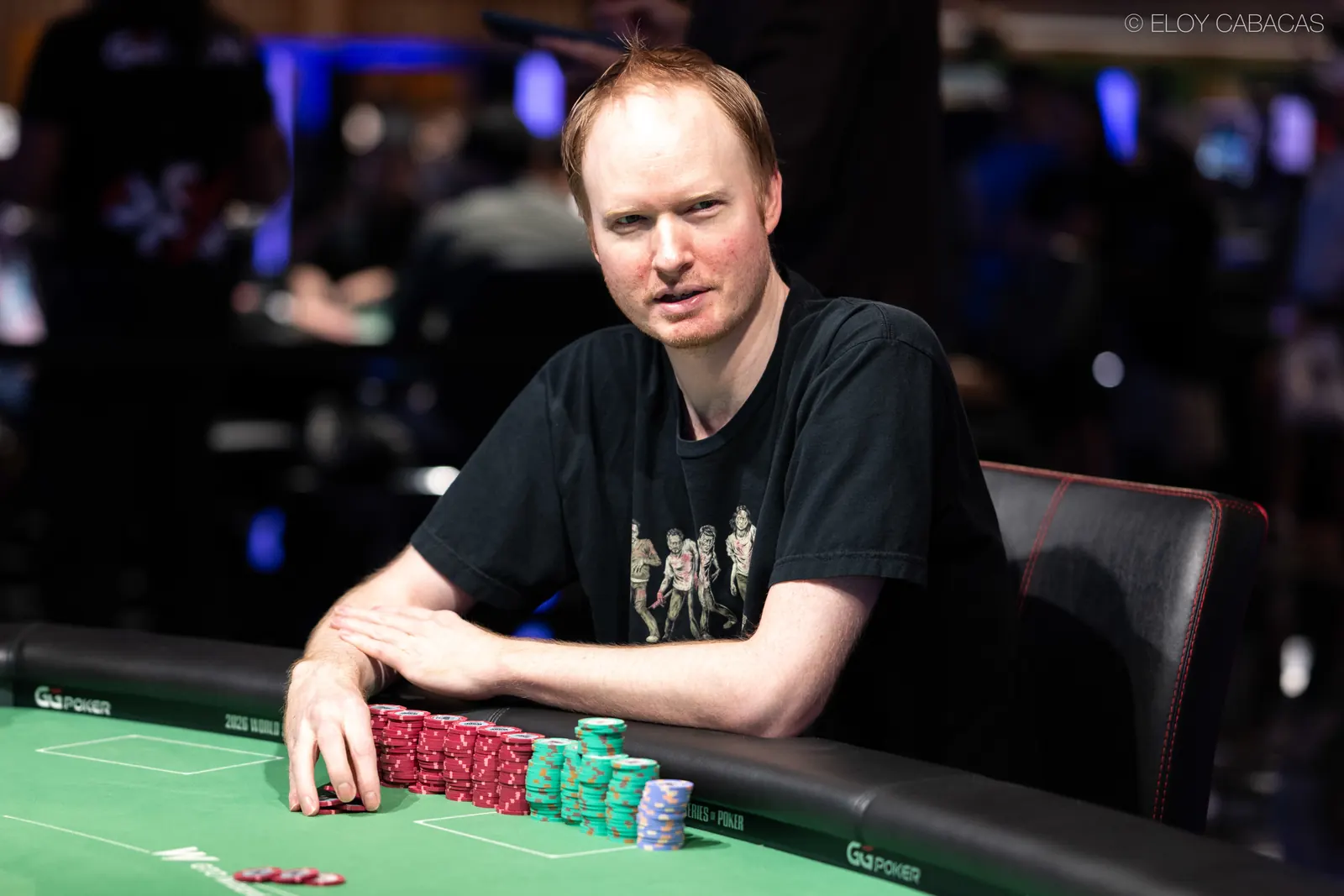 Gracz pokerowy siedzący przy stole finałowym turnieju WSOP