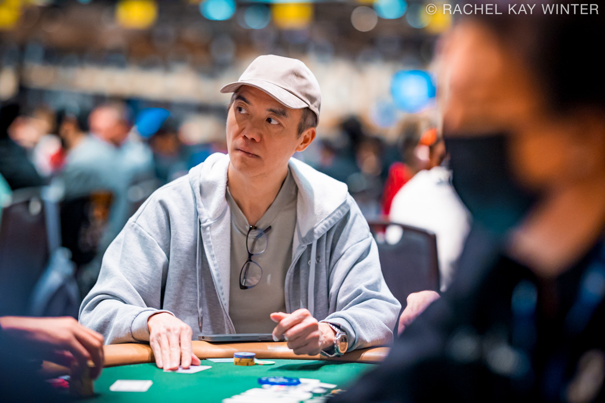 Gracze przy stole pokerowym podczas turnieju na żywo