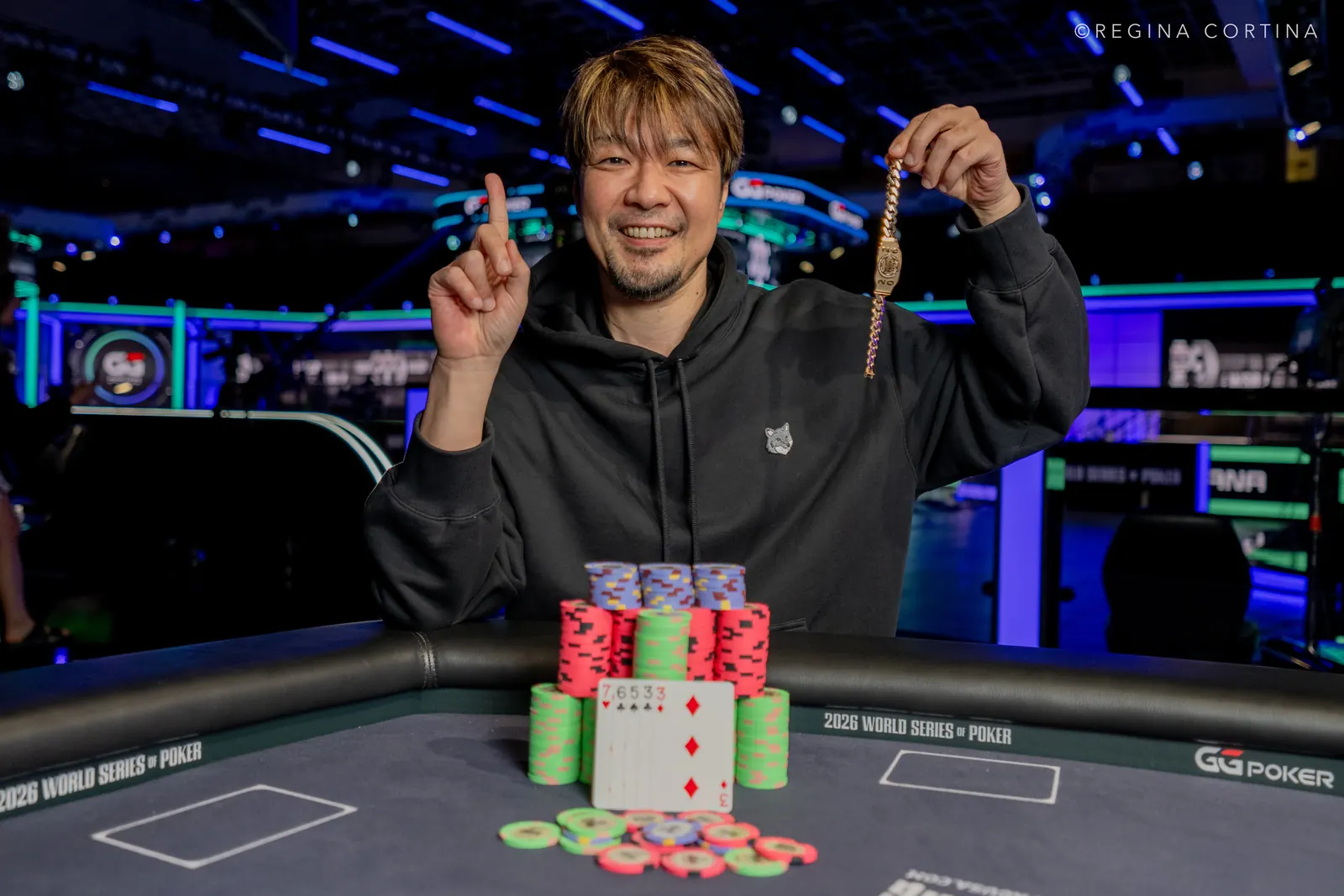 Koji Fujimoto świętuje zwycięstwo przy stole finałowym World Series of Poker