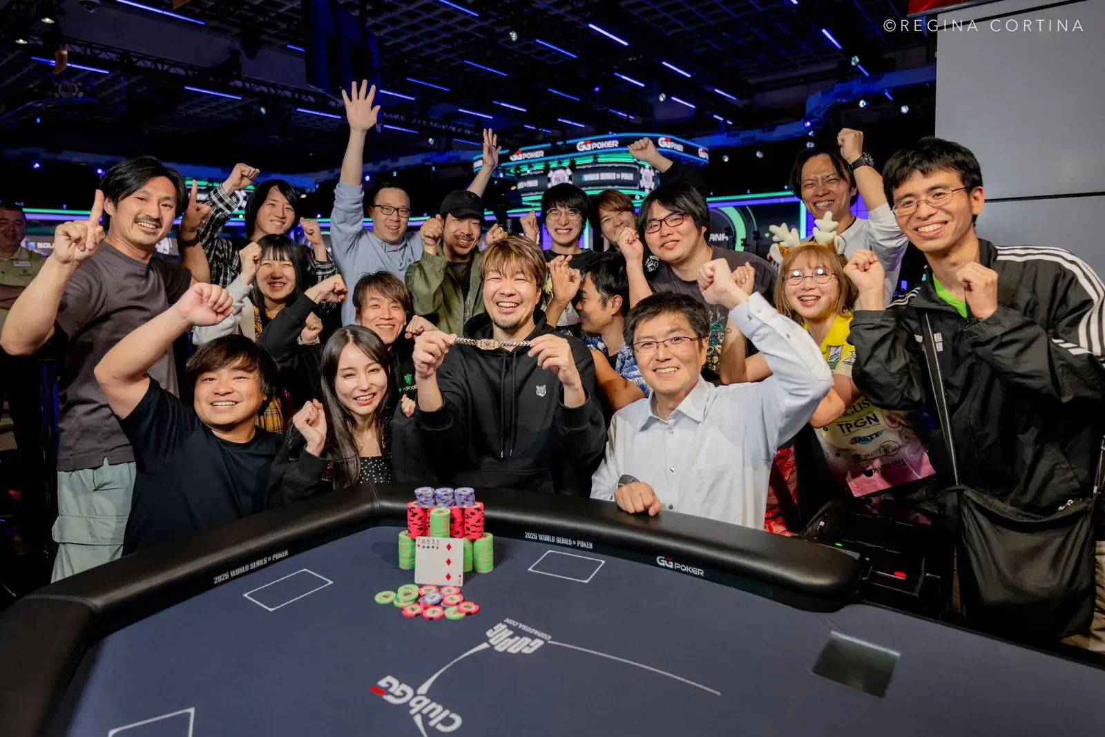 Japońscy gracze świętują sukcesy przy stole finałowym World Series of Poker