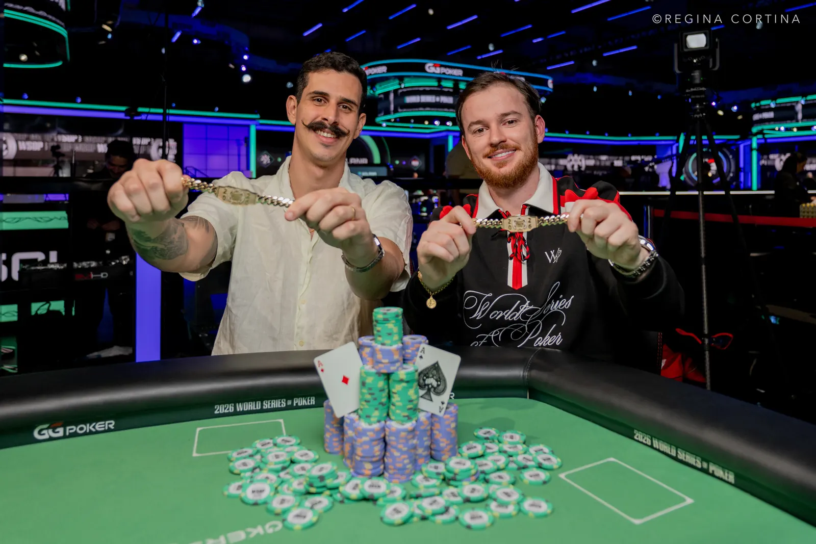 Gracze przy stole pokerowym podczas turnieju World Series of Poker