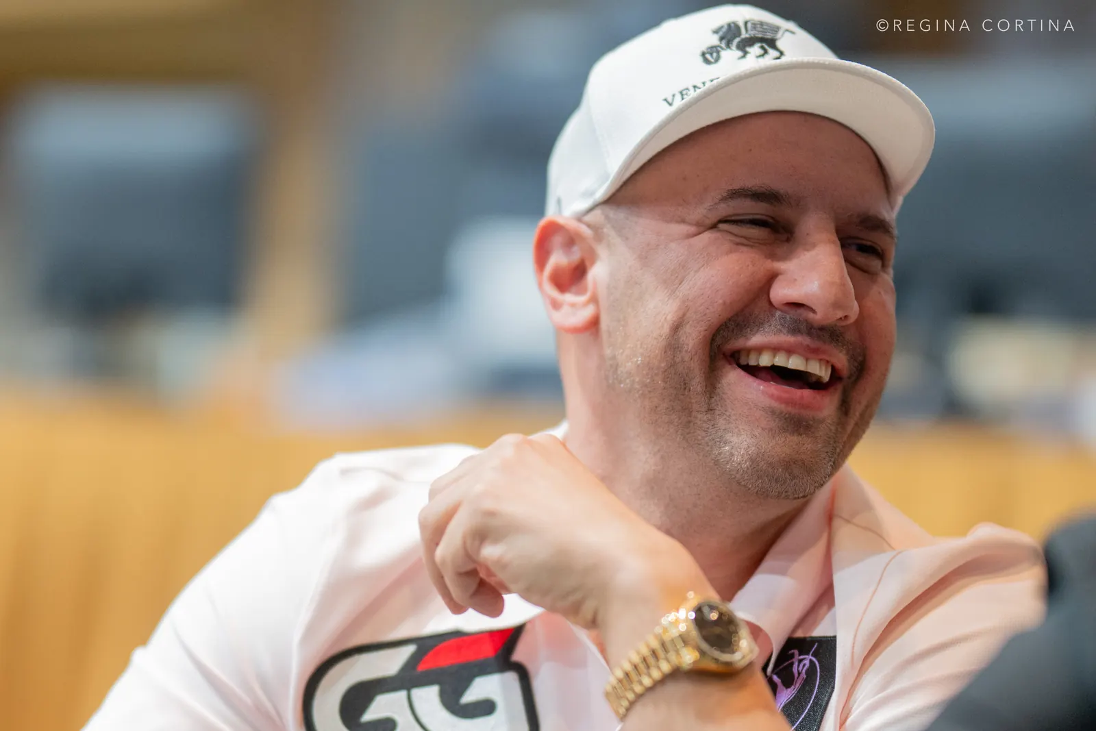 Stół do gry w pokera podczas turnieju Pot-Limit Omaha Championship na WSOP 2026, z ikoną Michaela Mizrachiego.