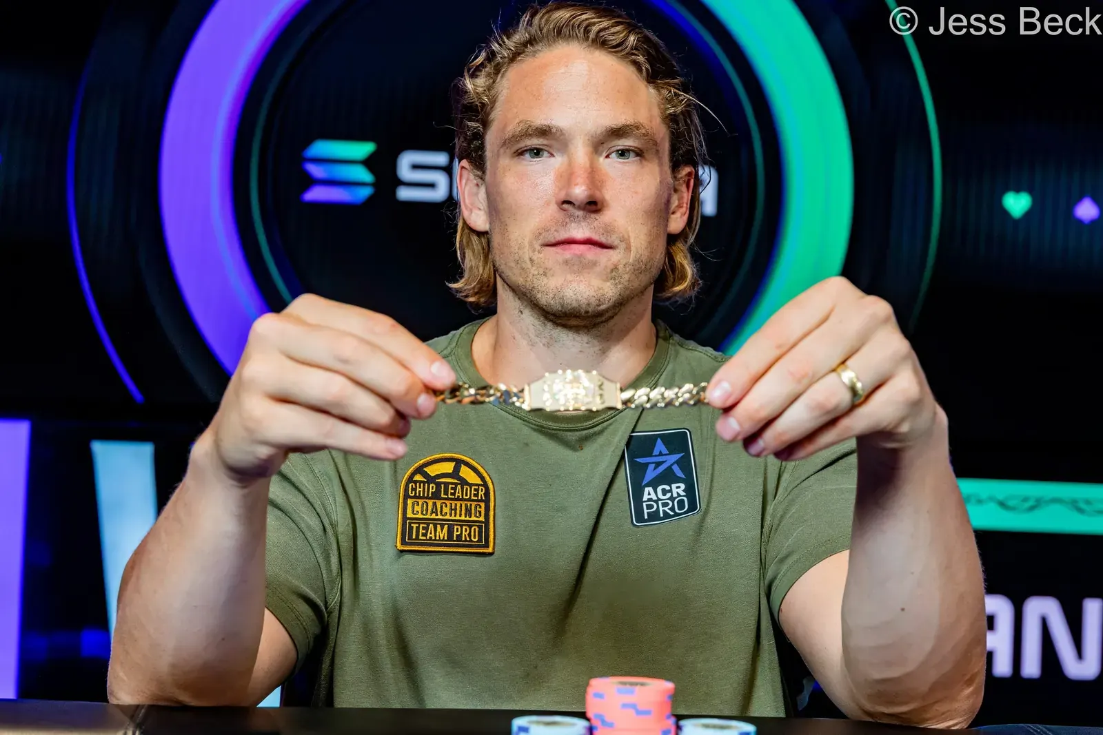 Alex Foxen świętujący zwycięstwo w turnieju pokerowym World Series of Poker.