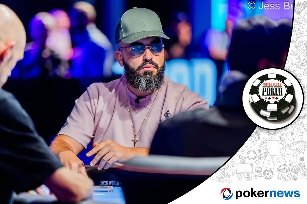 Grupa pokerzystów siedzących przy stole finałowym turnieju pokerowego