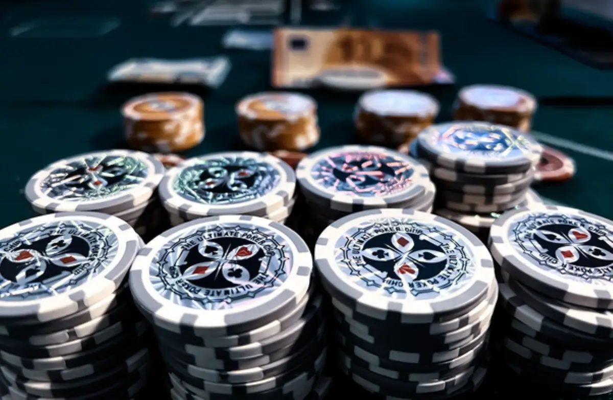 Stół pokerowy z żetonami i kartami