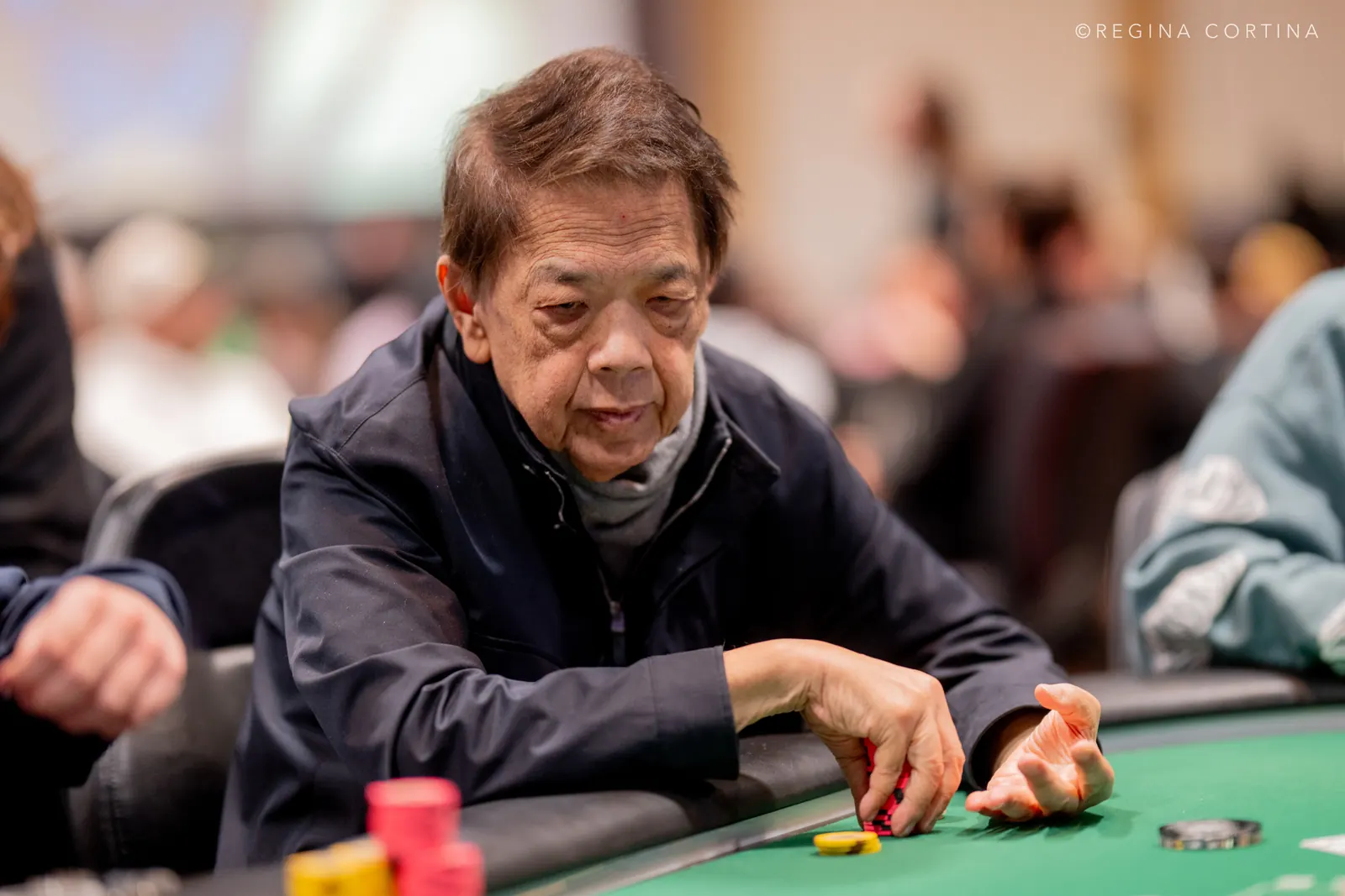 Gracz pokerowy przy stole podczas turnieju World Series of Poker