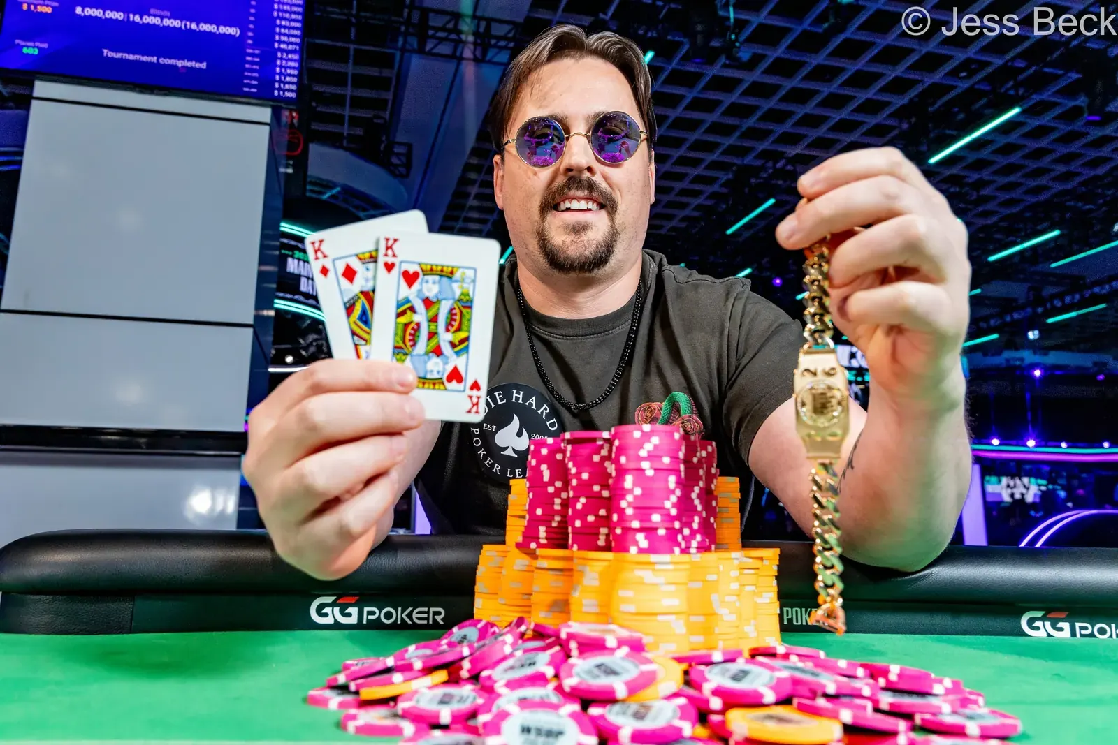 Gracz Eric Weber świętuje zdobycie bransolety WSOP przy stole finałowym