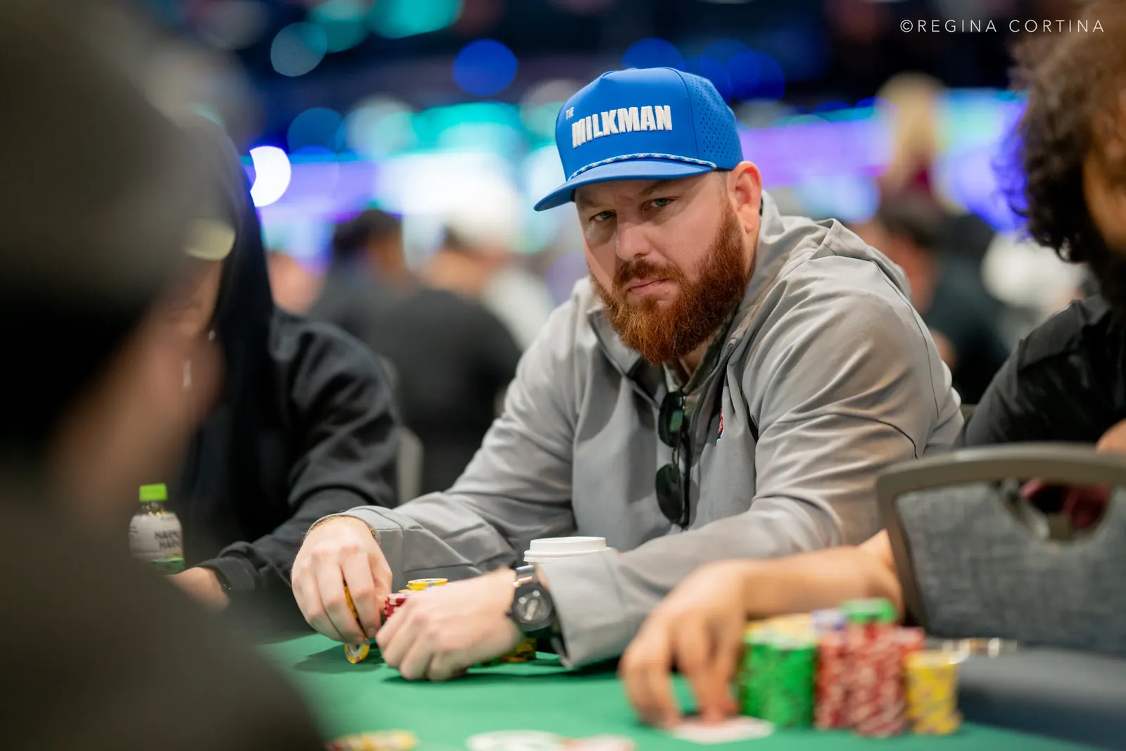 Pokerzysta Mason Vieth przy stole podczas turnieju
