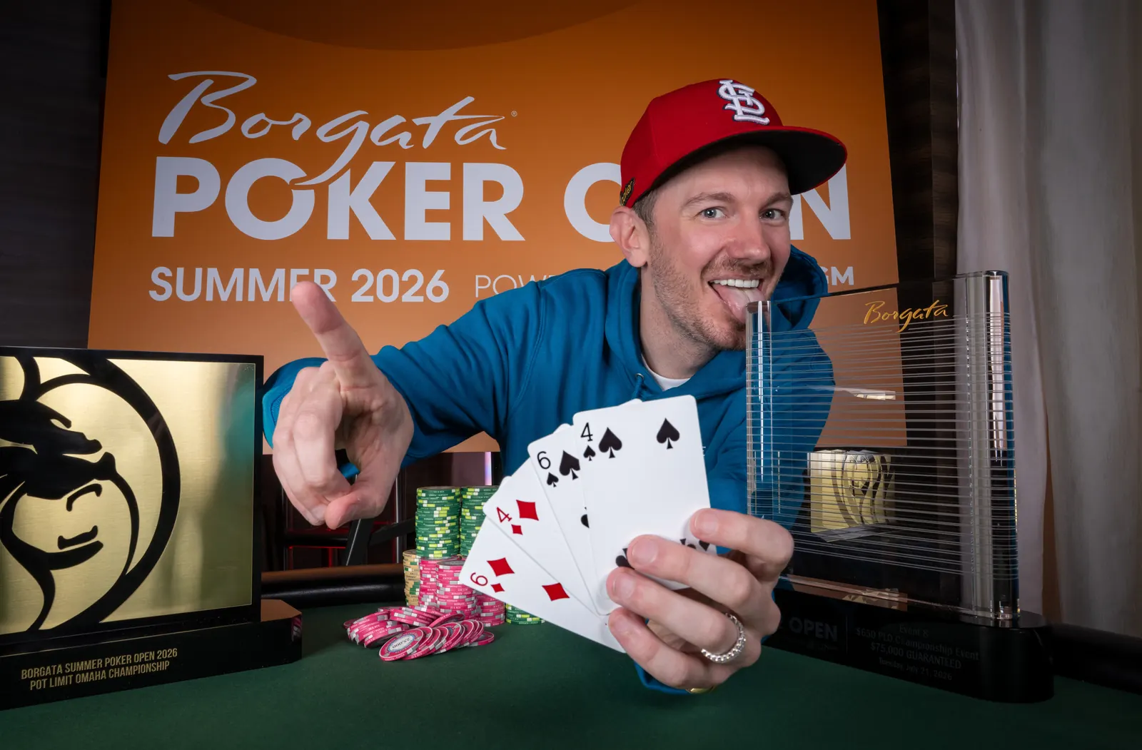 Stół turniejowy Pot-Limit Omaha z kartami i żetonami pokerowymi